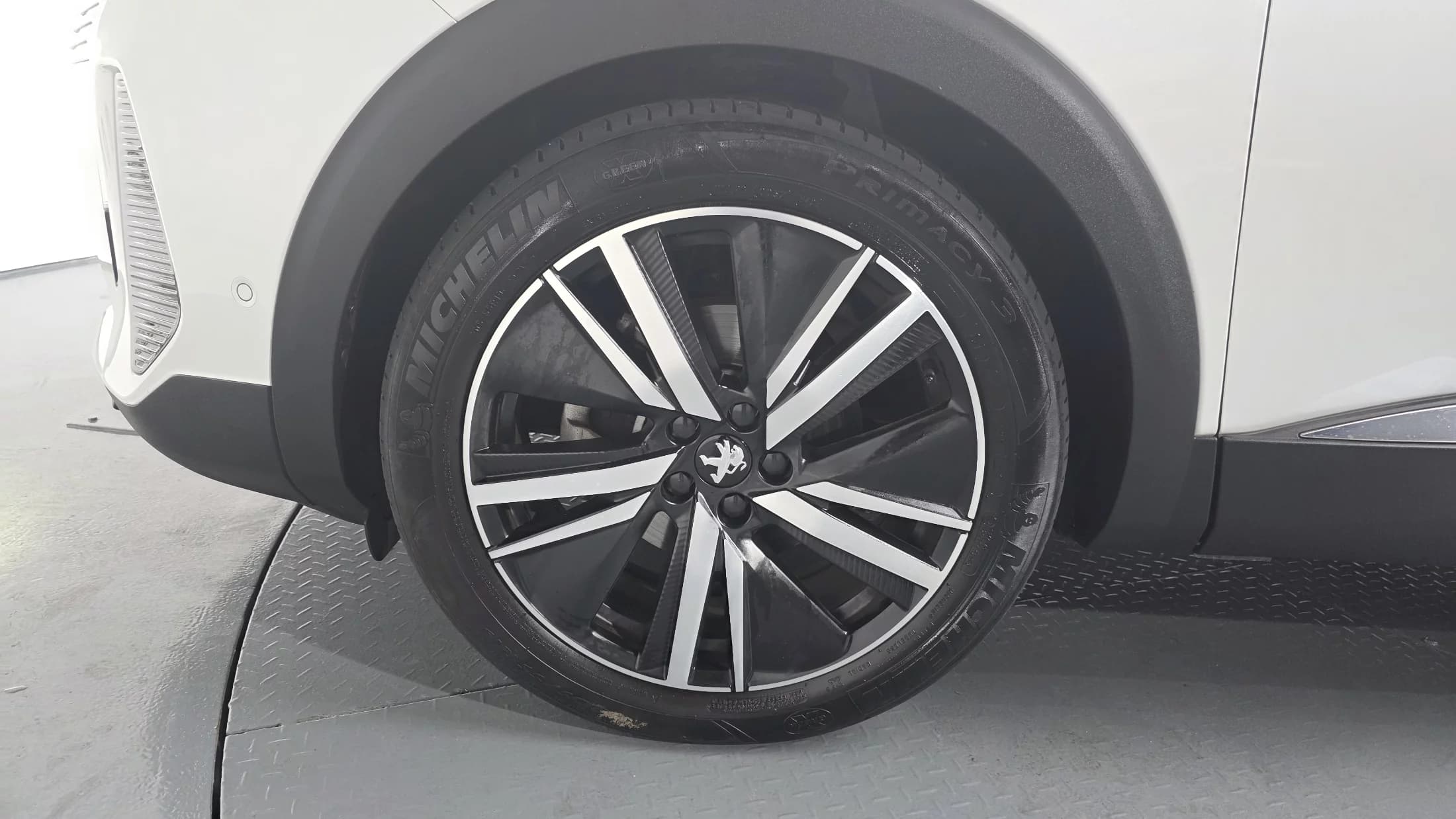 Peugeot 5008 1.2 Pure Tech GT, 2024 г. 27740 км. — фото 4