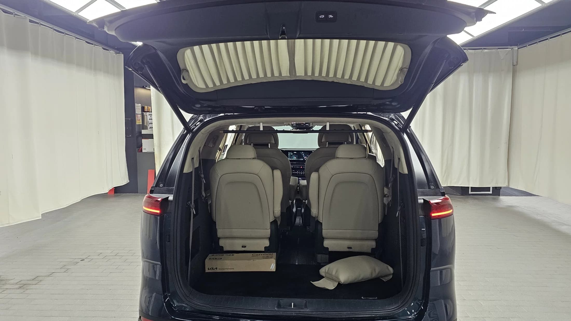 Kia Carnival Gasoline 9-seater Limousine(Special vehicle), 2022 г. 61920 км. — фото 20
