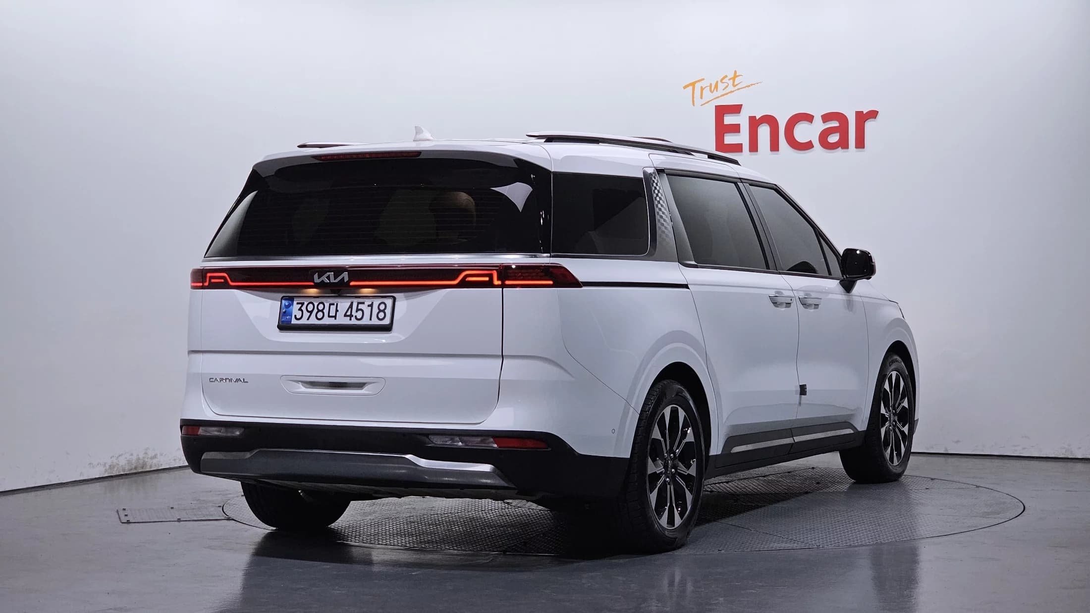 Kia Carnival 9-Seater Signature, 2022 г. 70322 км. — фото 2