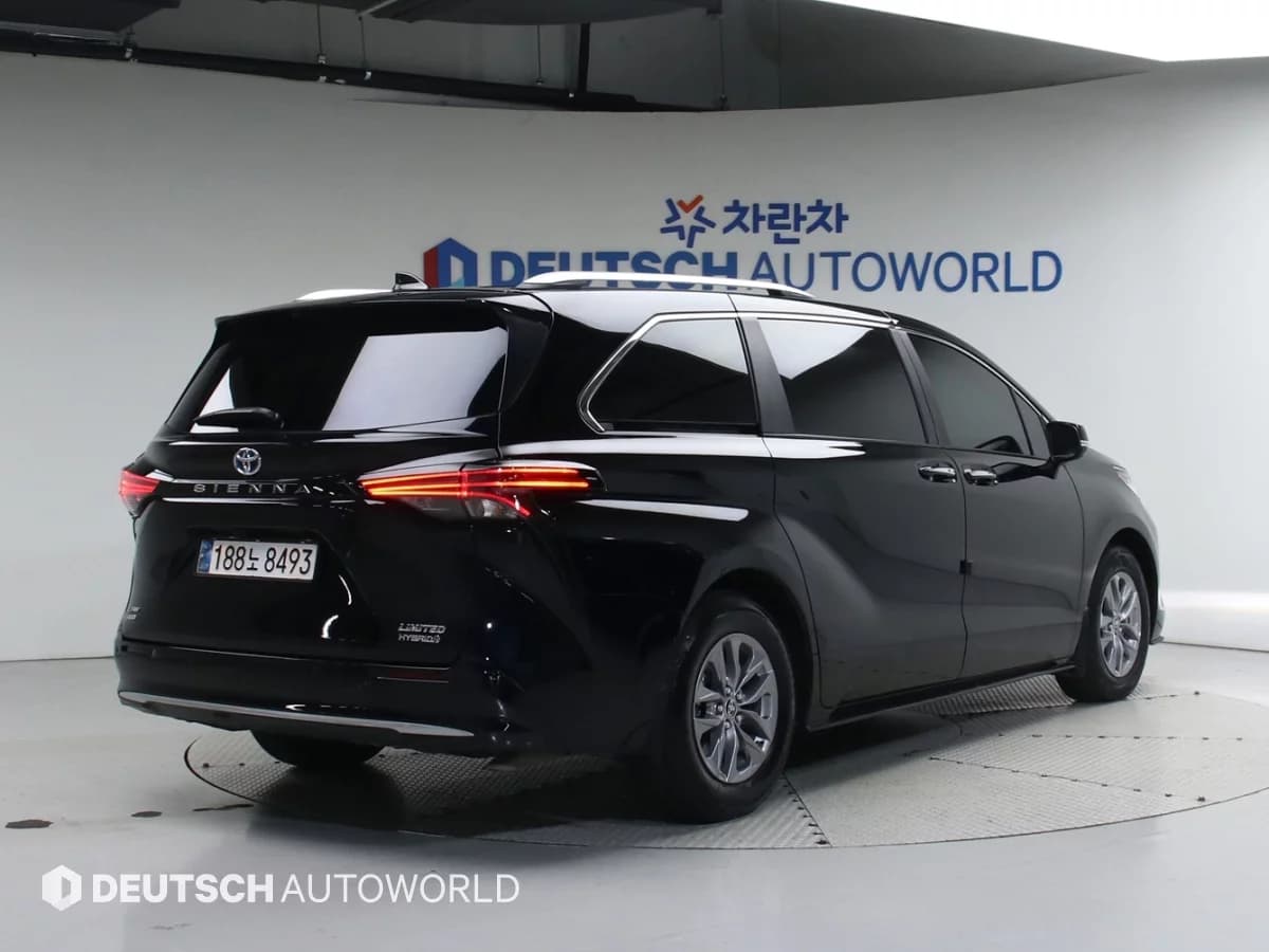 Toyota SIENNA 2.5 Hybrid AWD, гибрид, 2024 г. 41661 км. — фото 2