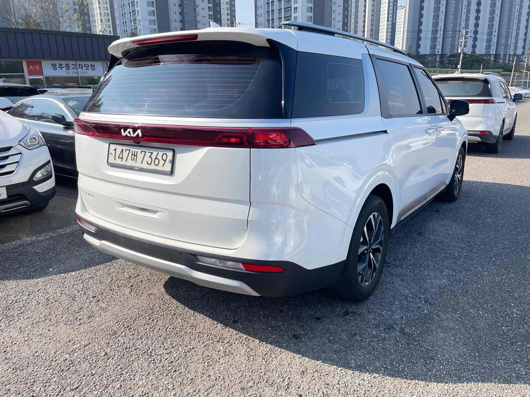 Kia Carnival 9-Seater Prestige, 2023 г. 57093 км. — фото 4