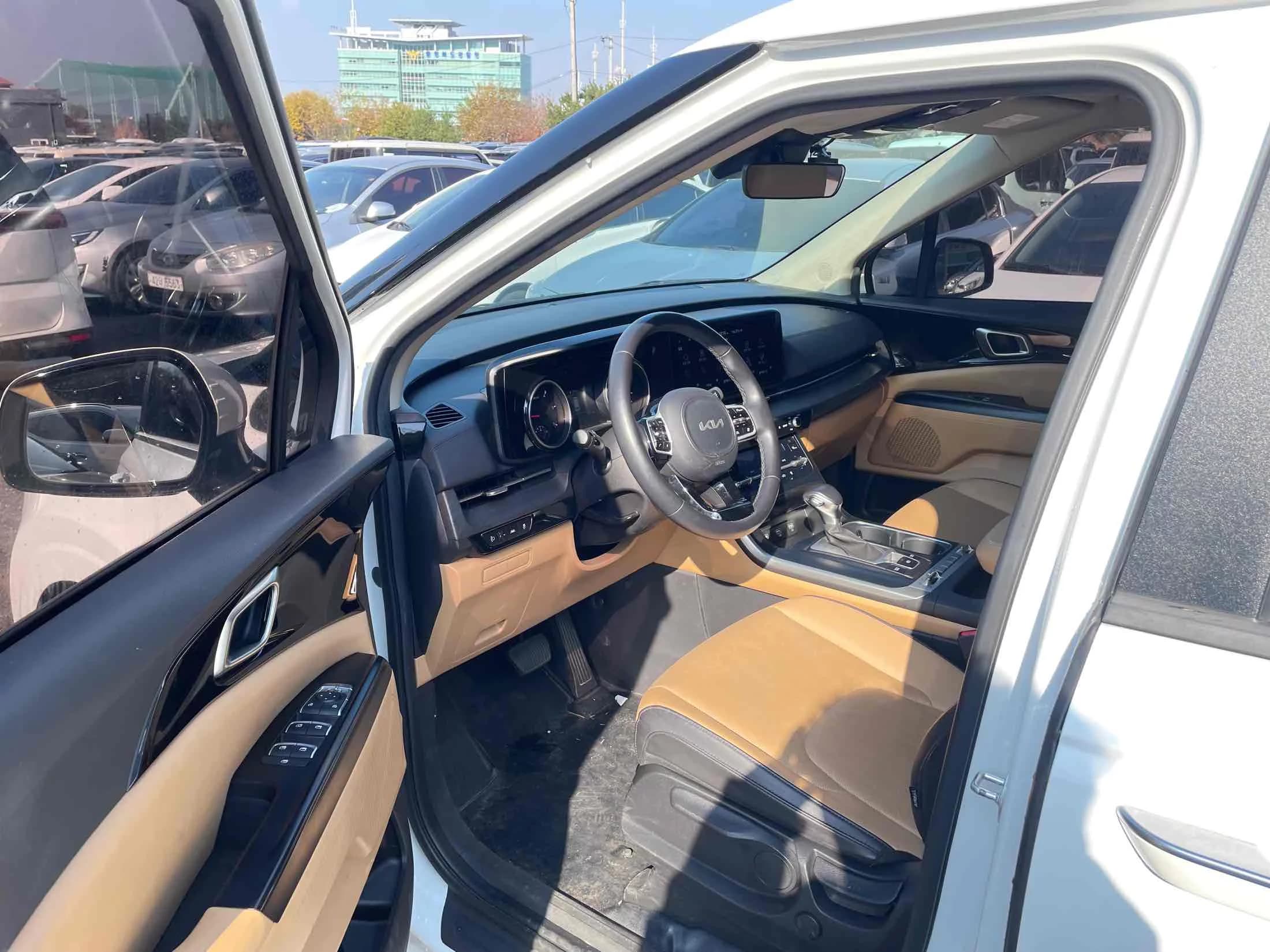 Kia Carnival 9-Seater Prestige, 2023 г. 57093 км. — фото 8