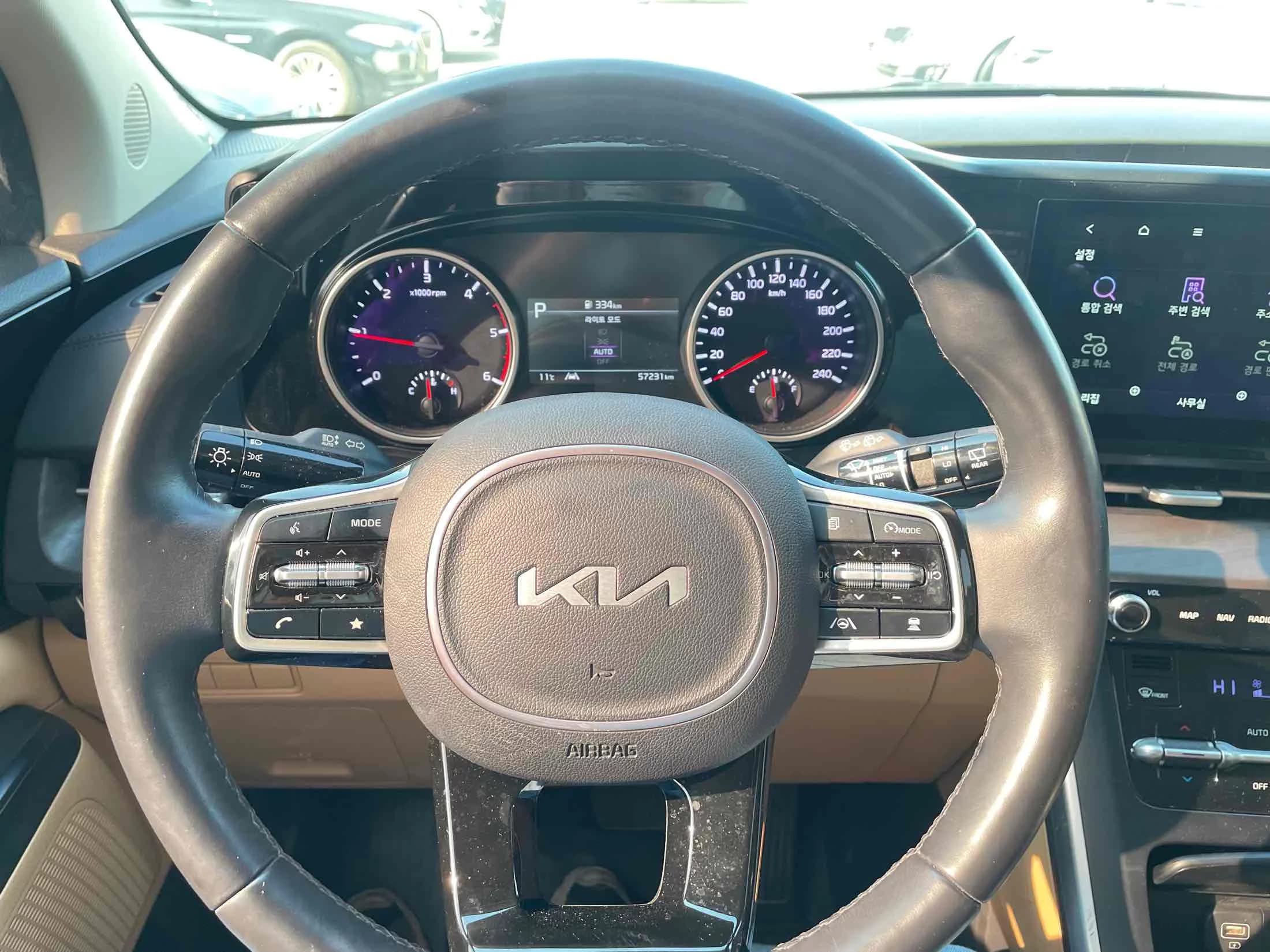 Kia Carnival 9-Seater Prestige, 2023 г. 57093 км. — фото 9