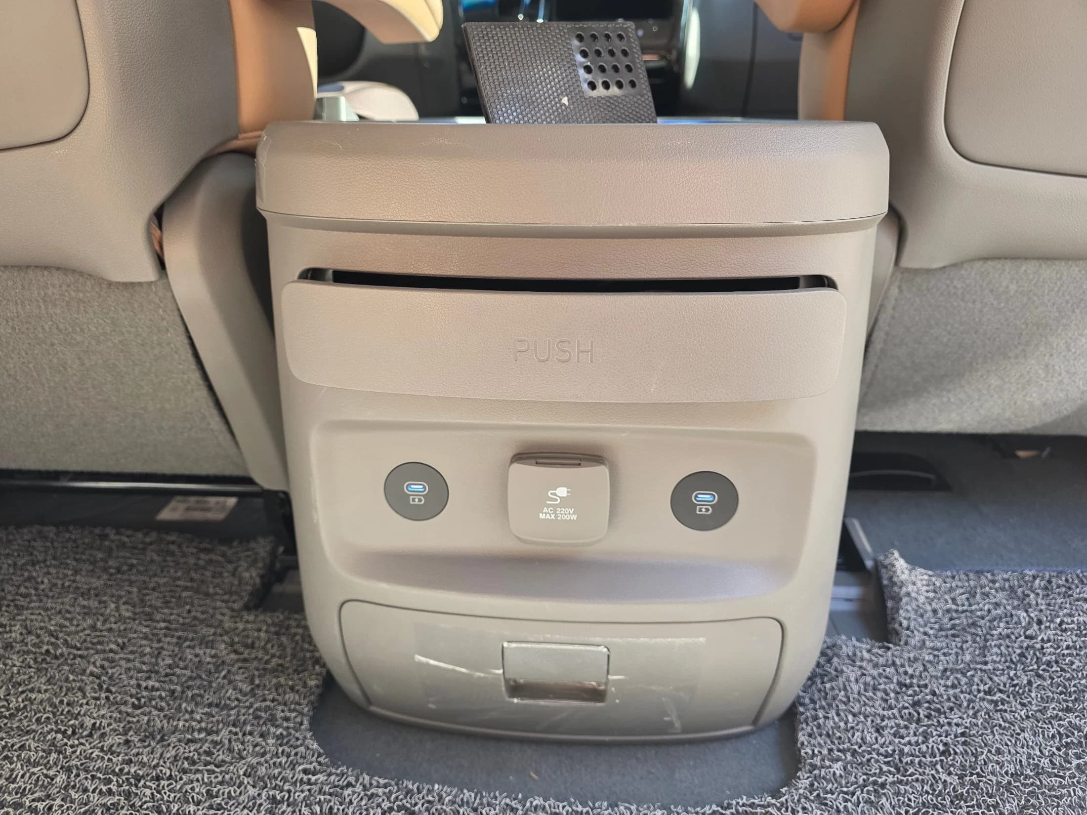 Hyundai Staria 4WD Lounge 9-Seater Inspiration, 2024 г. 10100 км. — фото 9