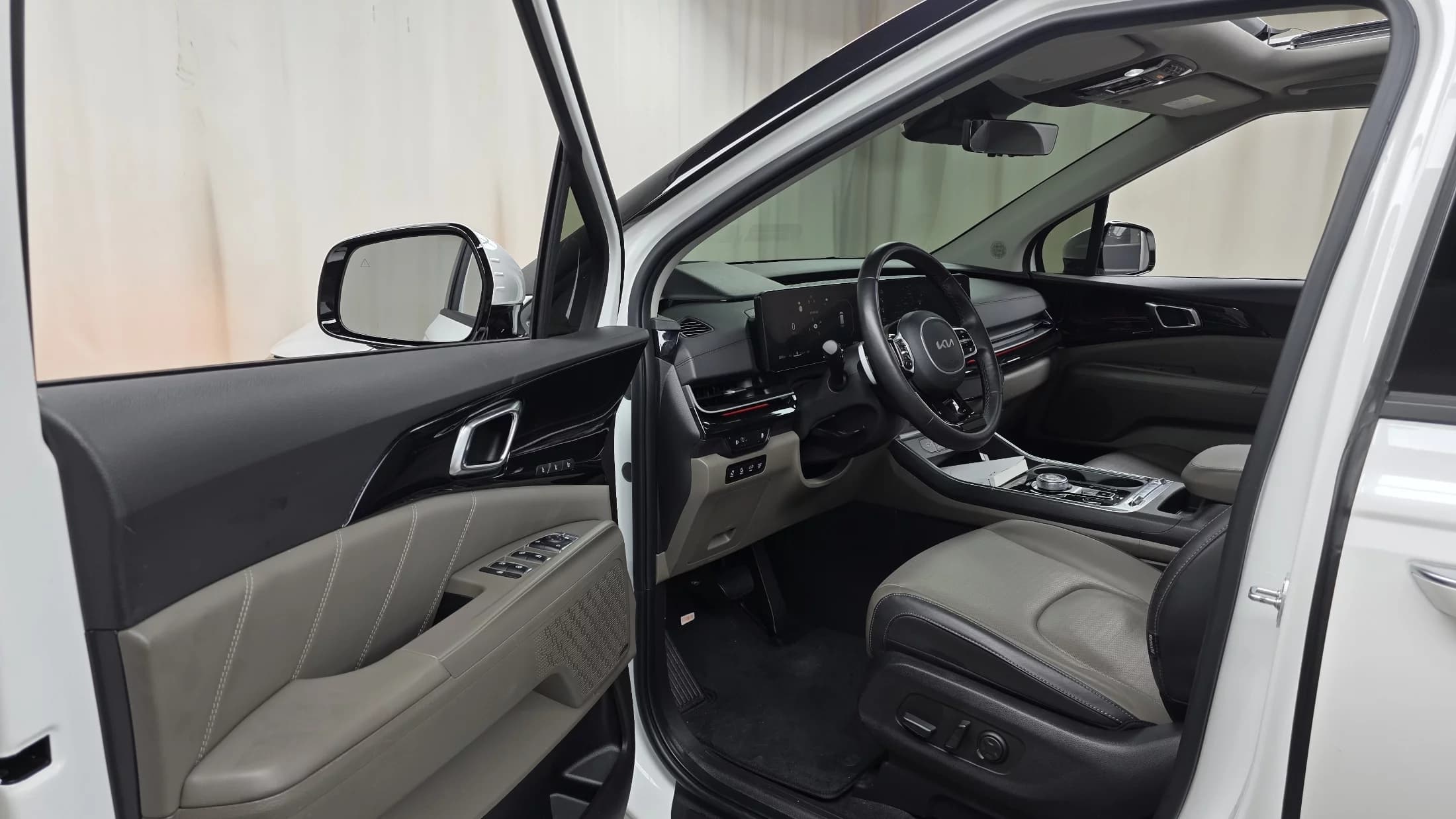 Kia Carnival HEV 9seater Signature, гибрид, 2024 г. 37606 км. — фото 10