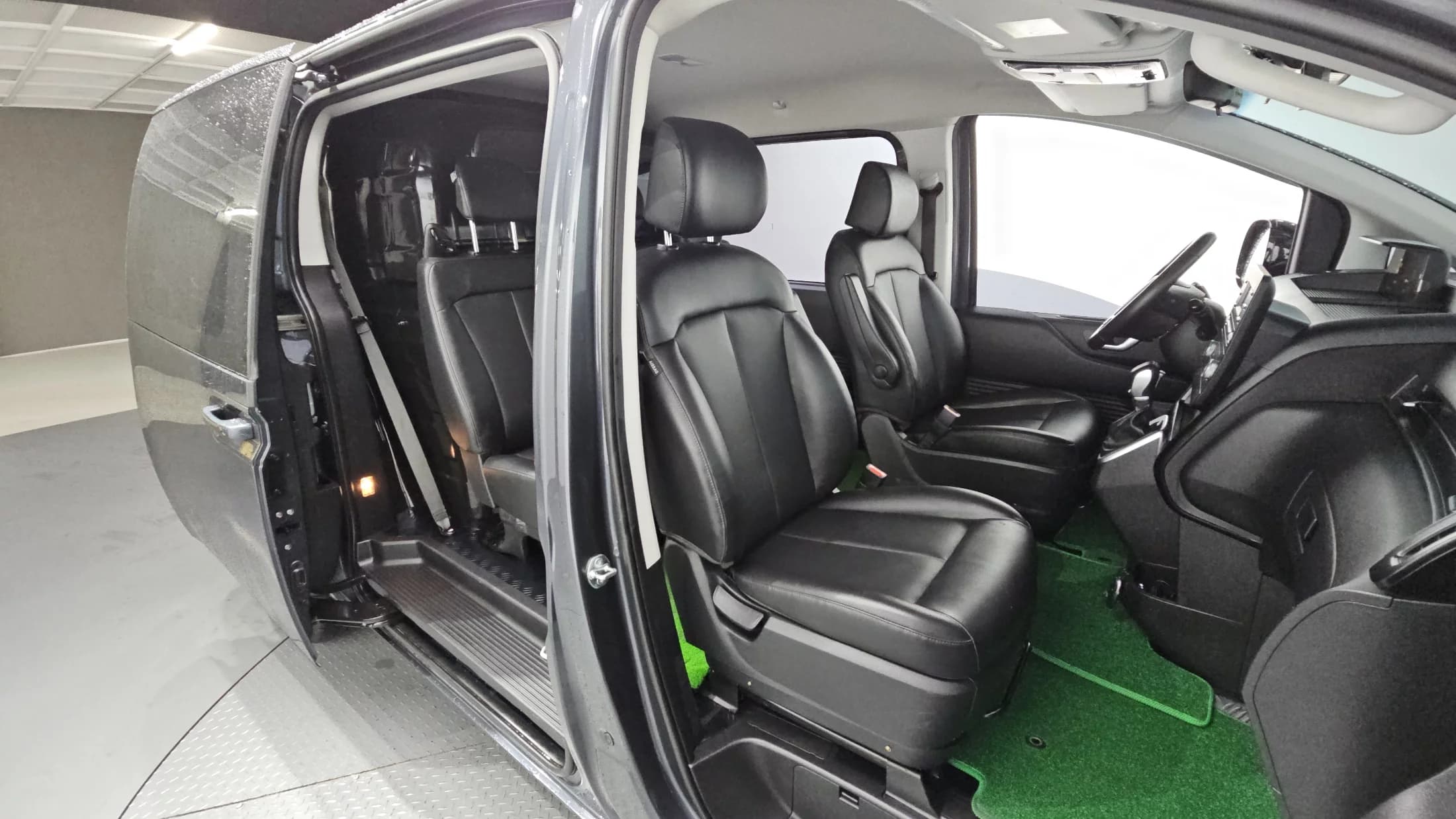 Hyundai Staria Cargo 5-Seater Modern, 2024 г. 7780 км. — фото 11