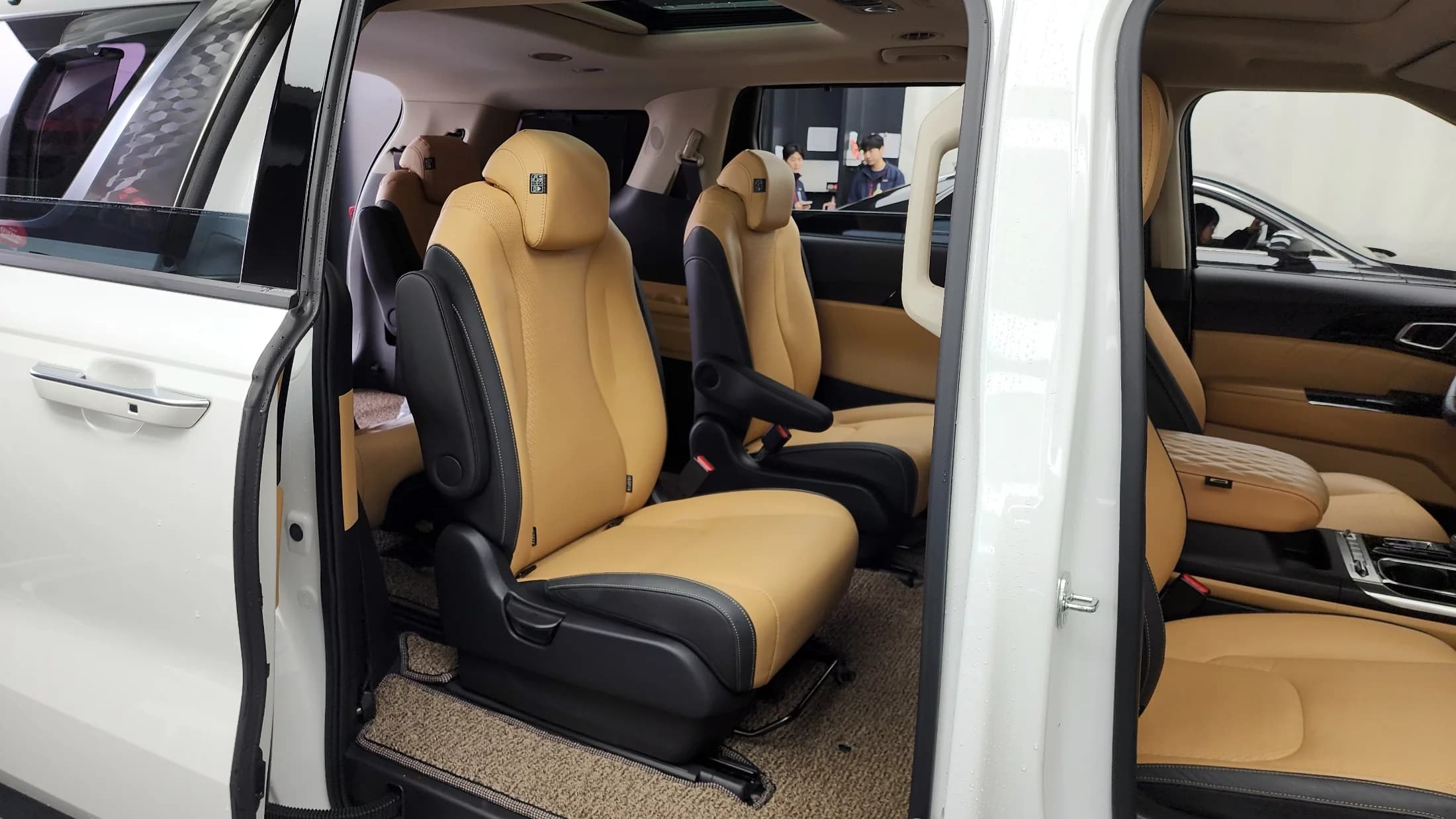 Kia Carnival 9-Seater Signature, 2022 г. 39365 км. — фото 12