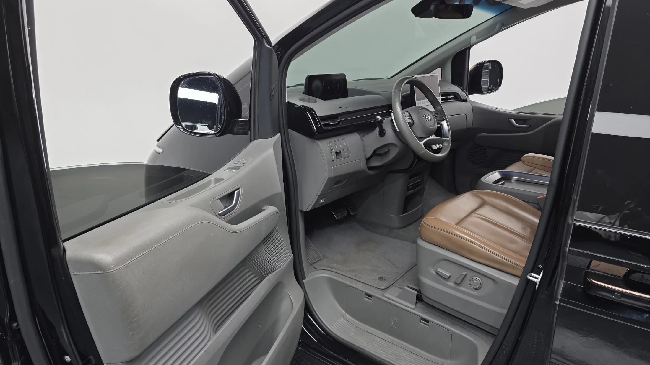 Hyundai Staria 4WD Lounge 9-Seater Inspiration, 2021 г. 83307 км. — фото 11