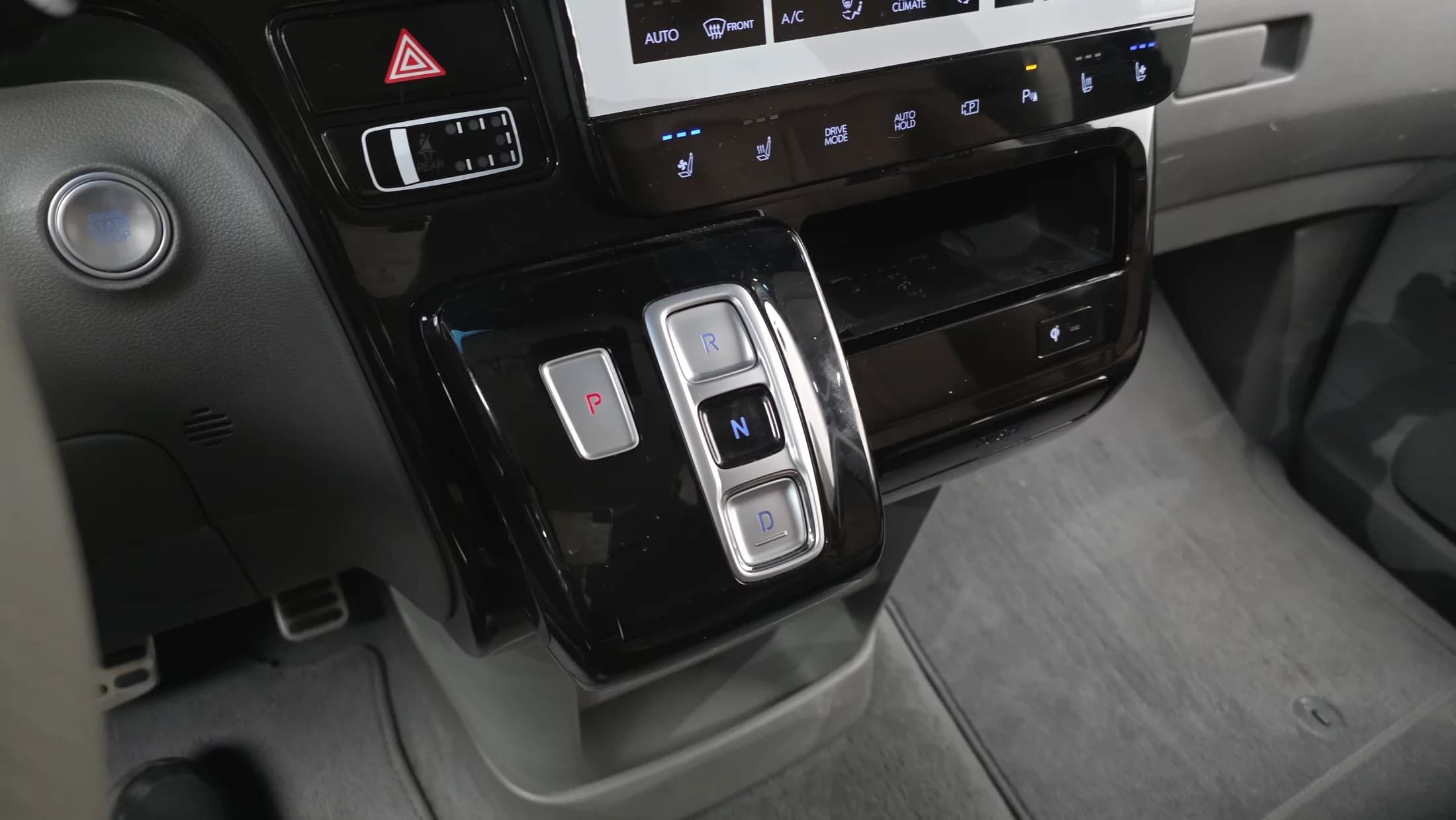 Hyundai Staria 4WD Lounge 9-Seater Inspiration, 2021 г. 83307 км. — фото 9