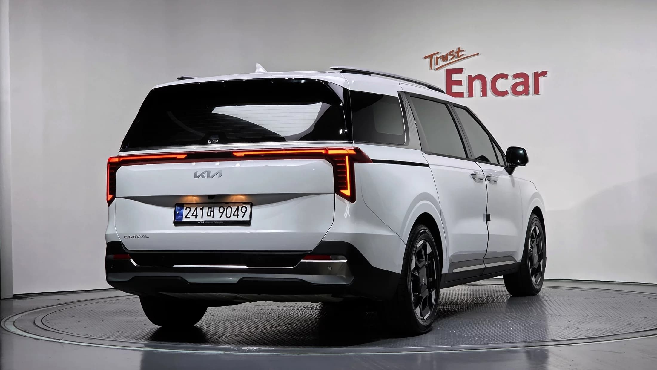 Kia Carnival 9-Seater Signature, 2023 г. 20416 км. — фото 2