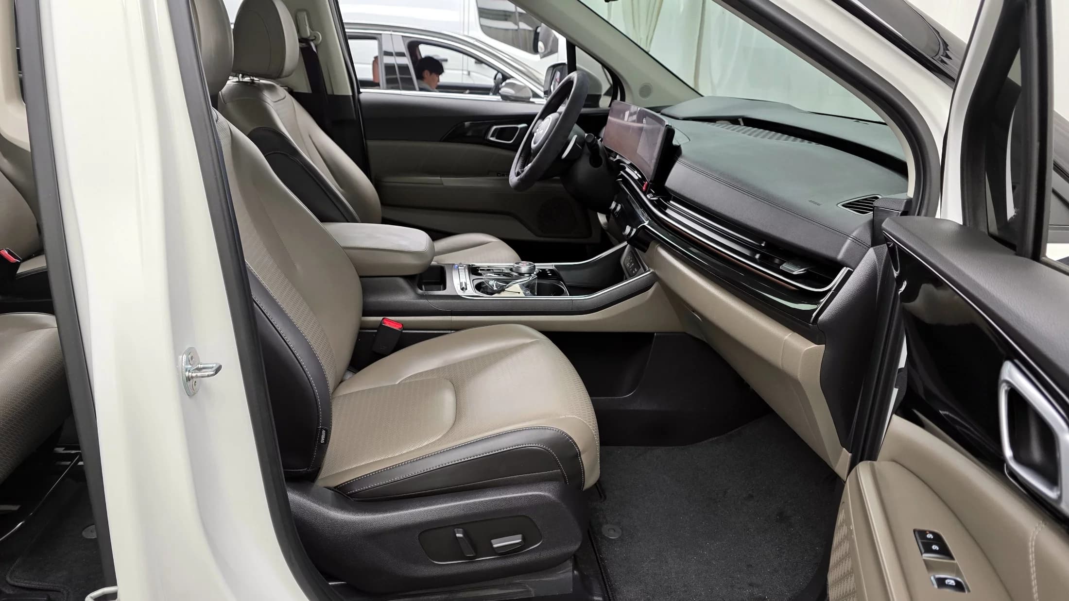 Kia Carnival 9-Seater Signature, 2023 г. 20416 км. — фото 11