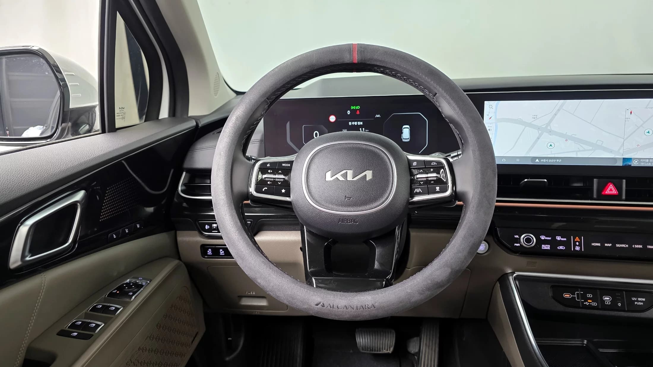 Kia Carnival 9-Seater Signature, 2023 г. 20416 км. — фото 13
