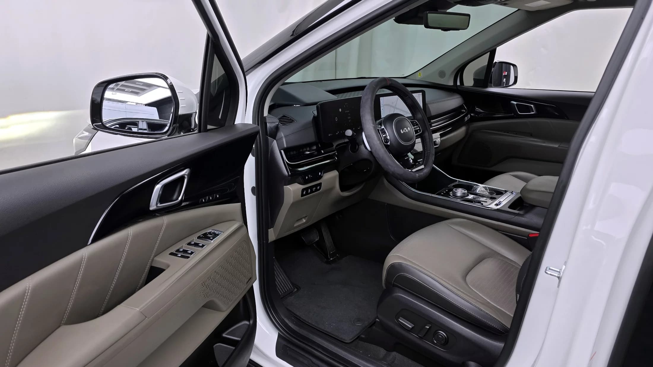 Kia Carnival 9-Seater Signature, 2023 г. 20416 км. — фото 10