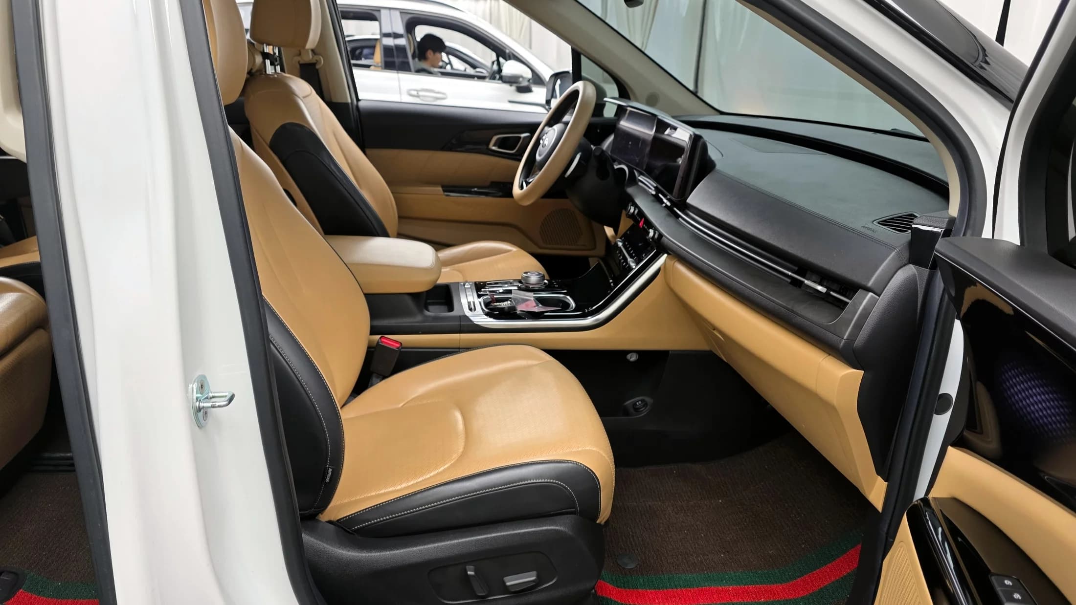 Kia Carnival 7-Seater Signature, 2021 г. 95971 км. — фото 11