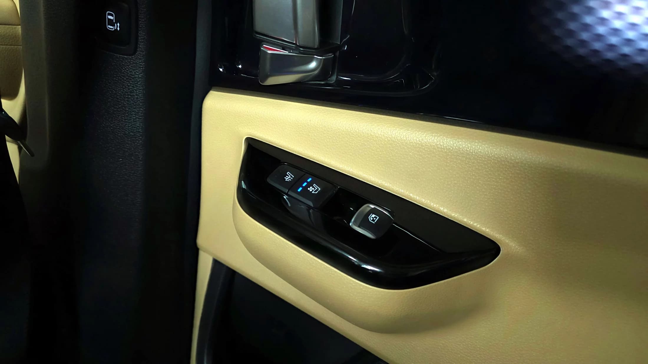 Kia Carnival 7-Seater Signature, 2021 г. 95971 км. — фото 19