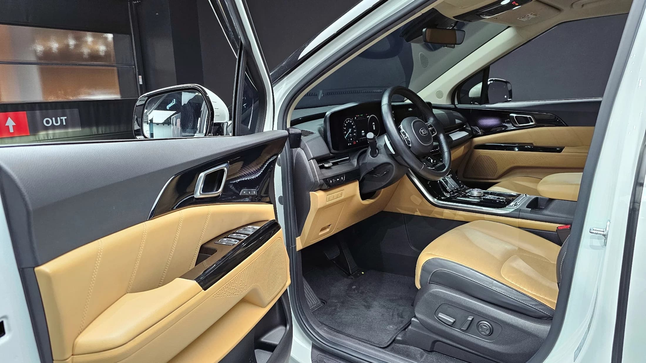 Kia Carnival 7-Seater Signature, 2021 г. 67753 км. — фото 11