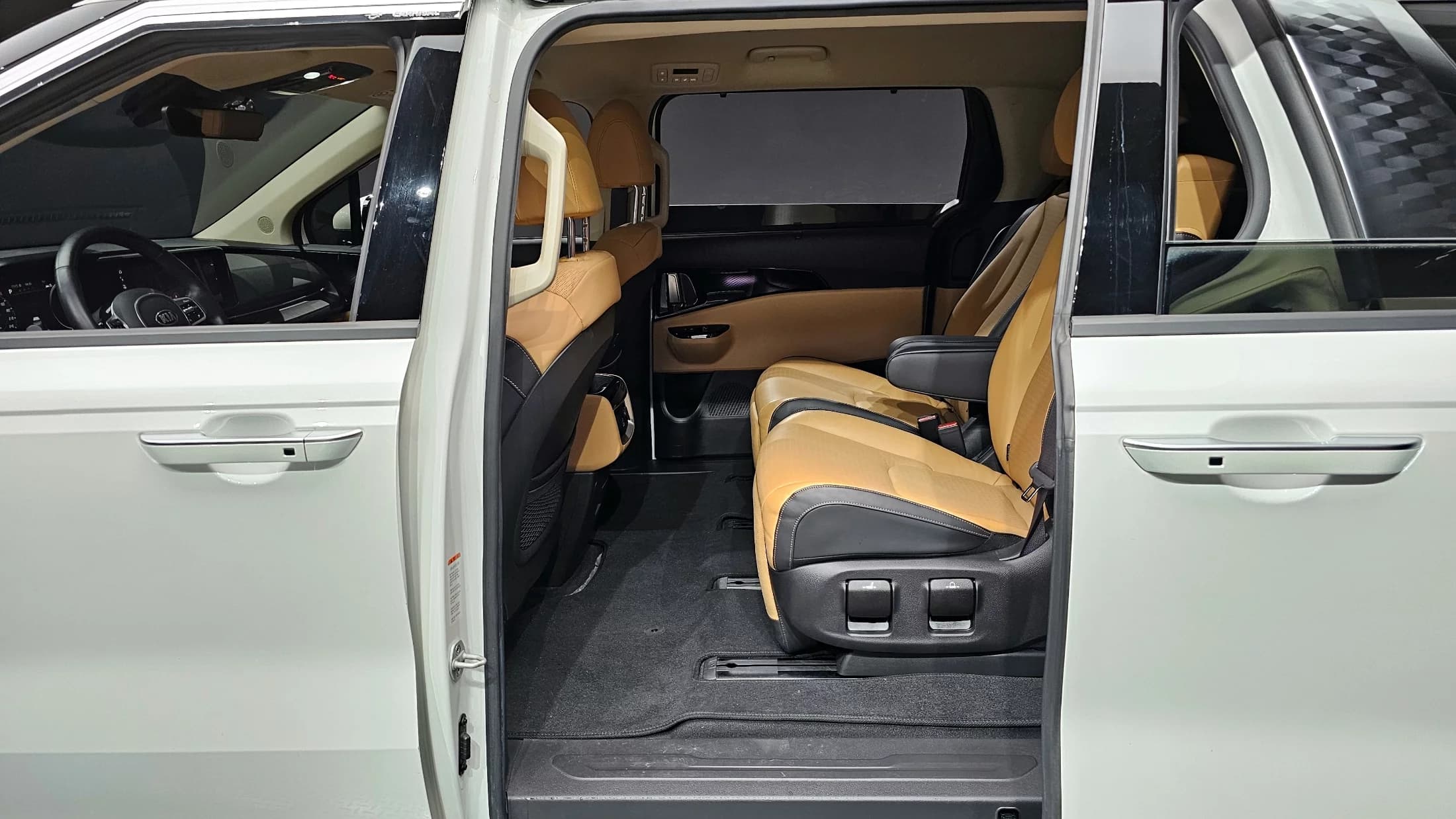 Kia Carnival 7-Seater Signature, 2021 г. 67753 км. — фото 12