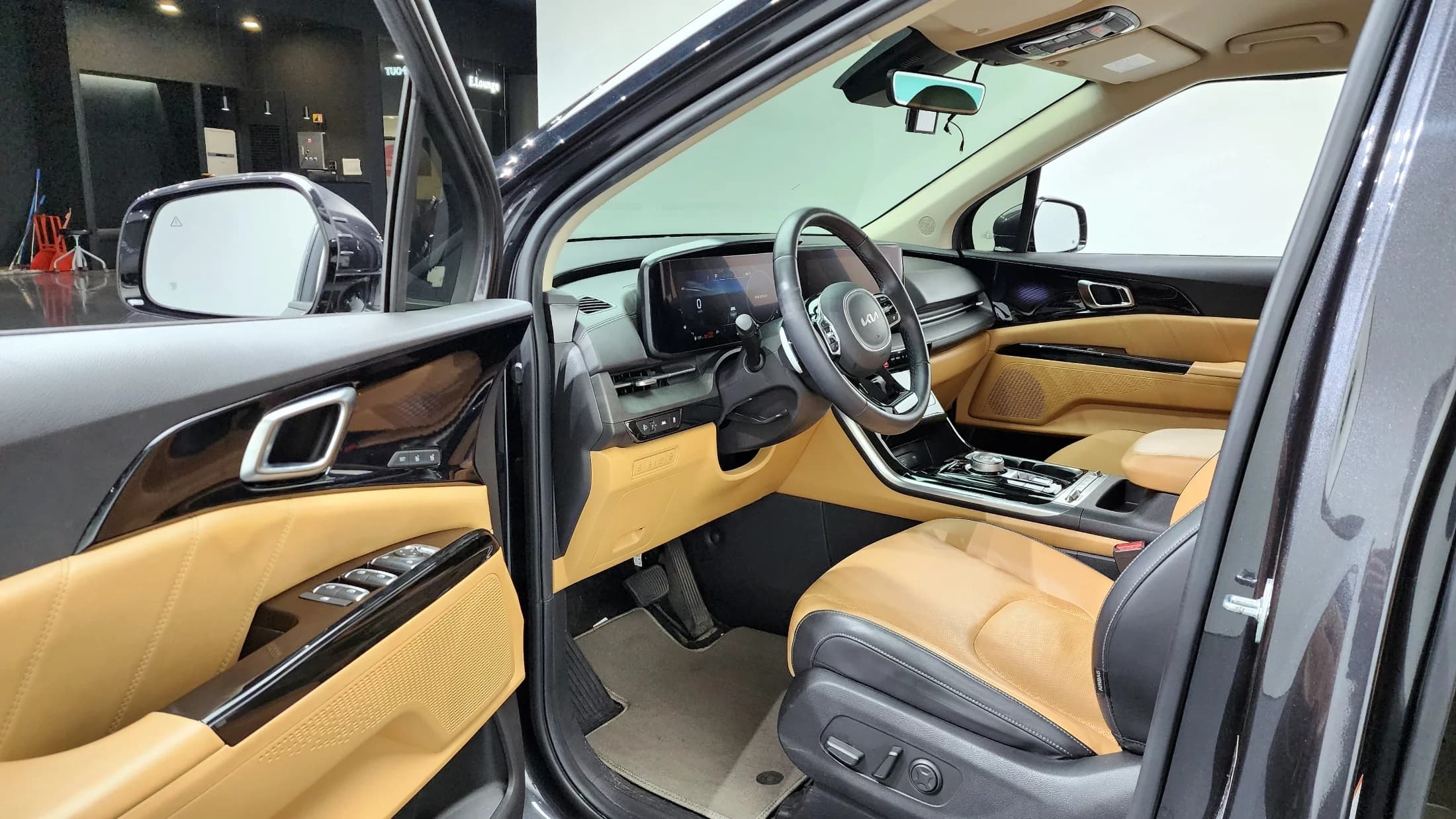 Kia Carnival 9-Seater Signature, 2023 г. 29475 км. — фото 11