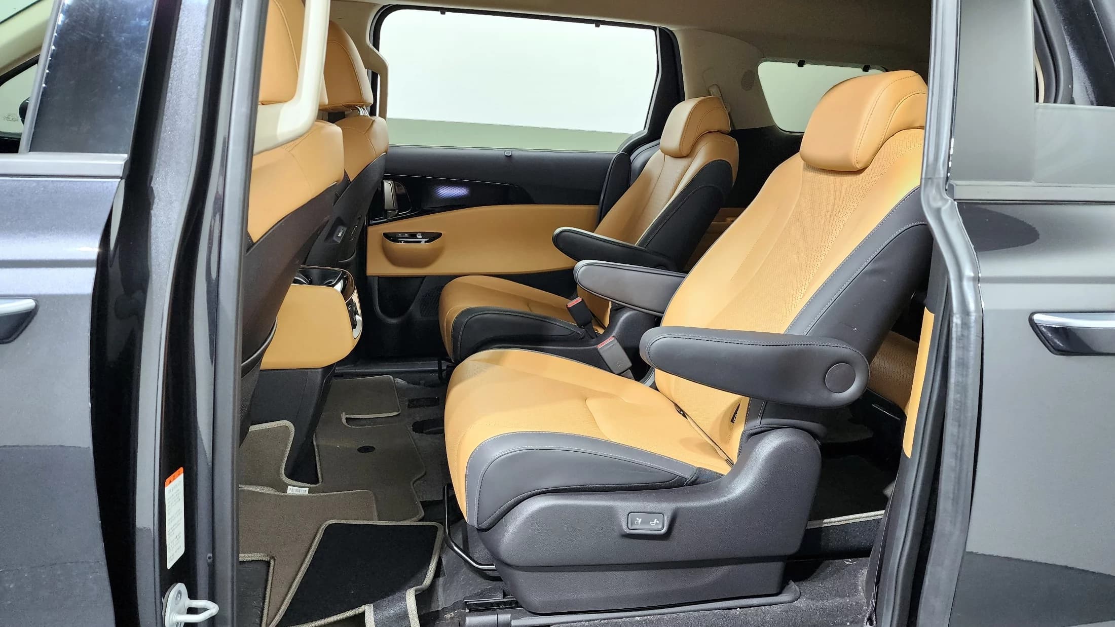 Kia Carnival 9-Seater Signature, 2023 г. 29475 км. — фото 13