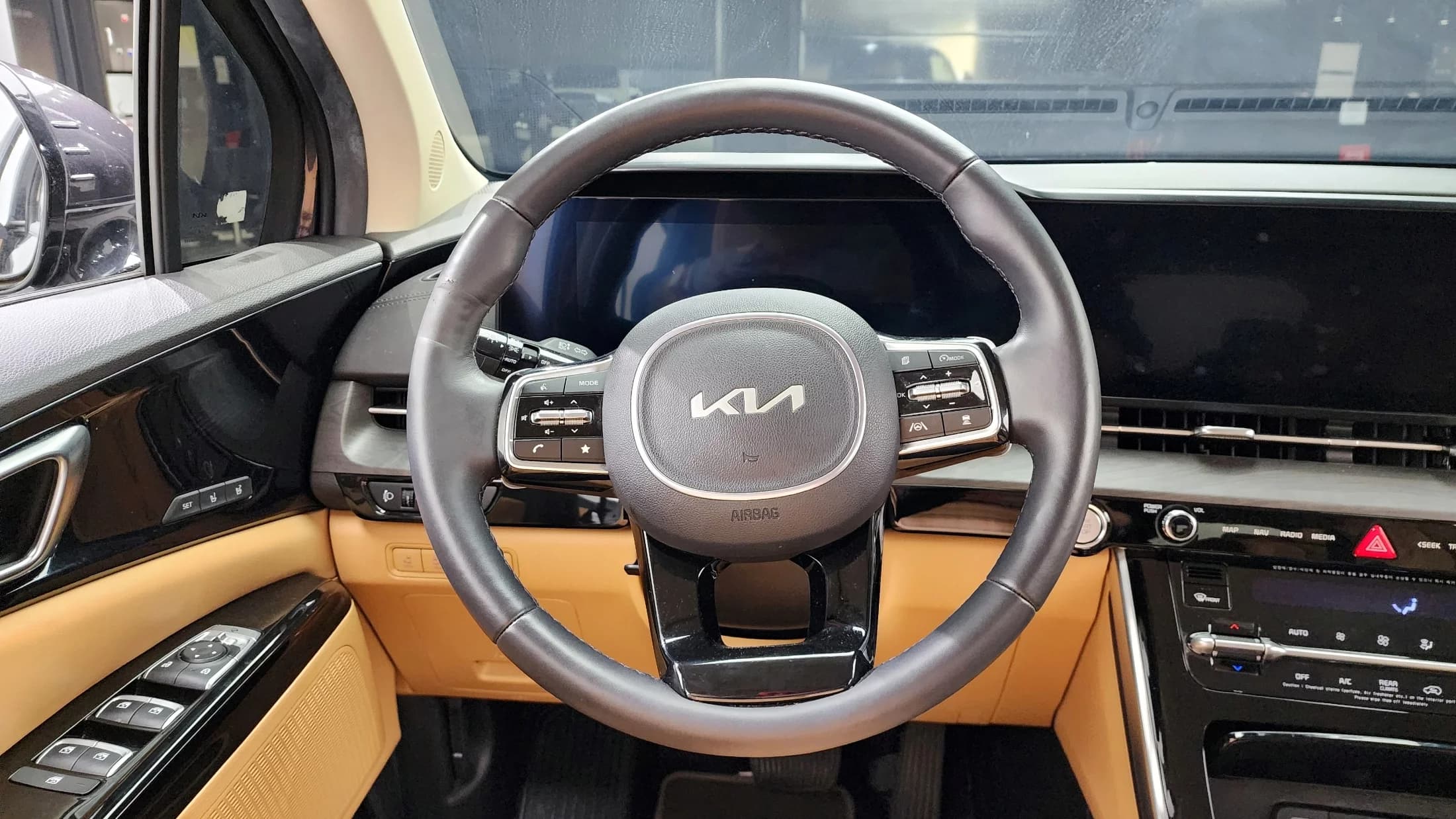 Kia Carnival 9-Seater Signature, 2023 г. 29475 км. — фото 14