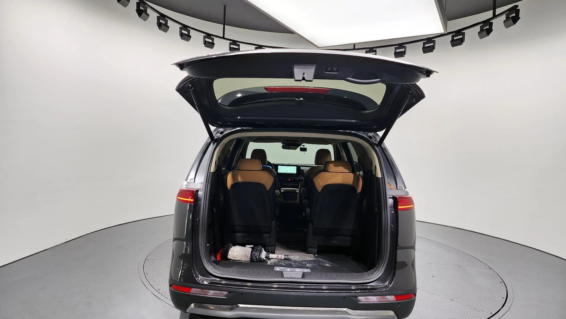Kia Carnival 9-Seater Signature, 2023 г. 29475 км. — фото 20
