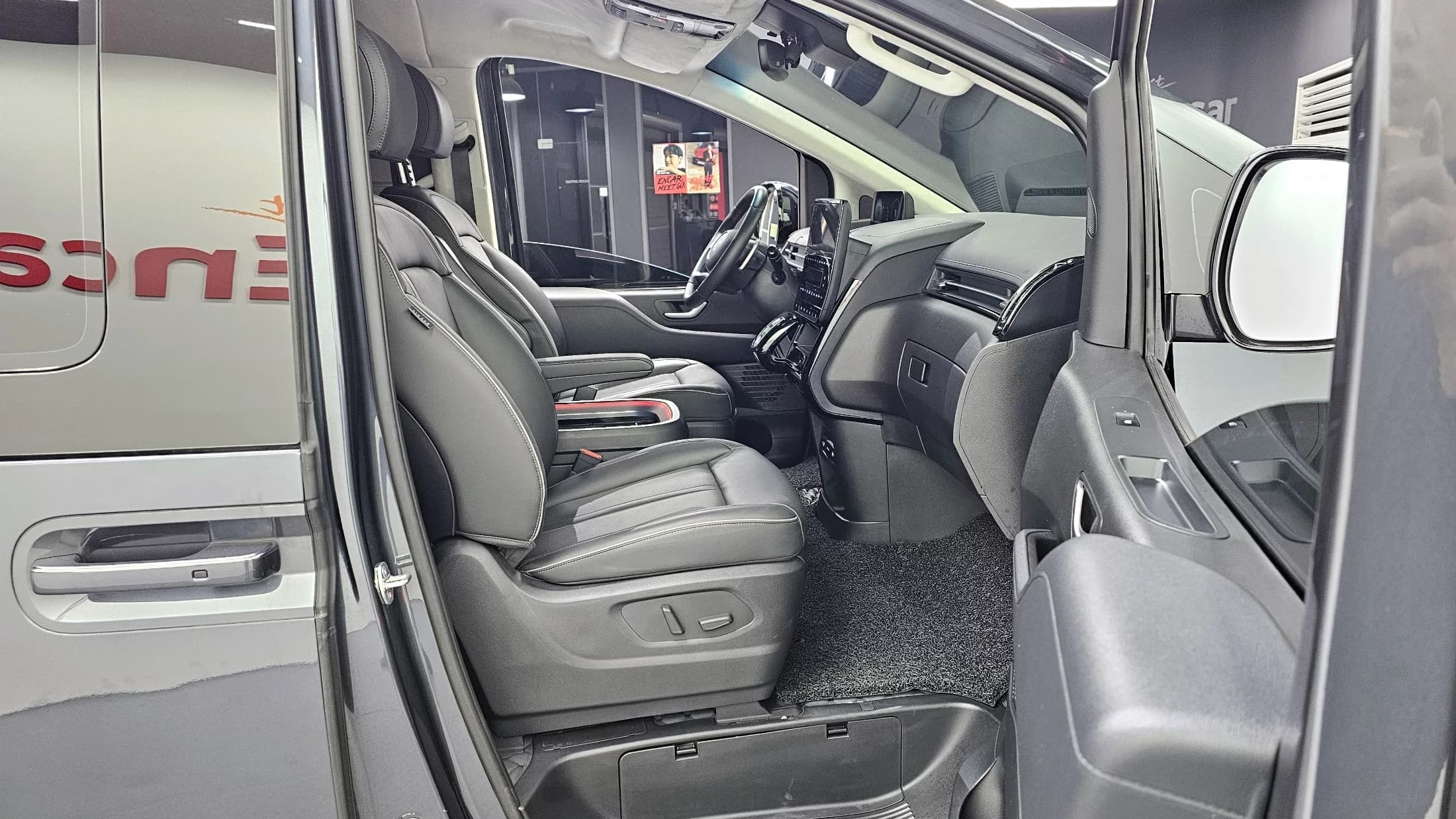 Hyundai Staria 4WD Lounge 7-Seater Inspiration, 2023 г. 14855 км. — фото 11