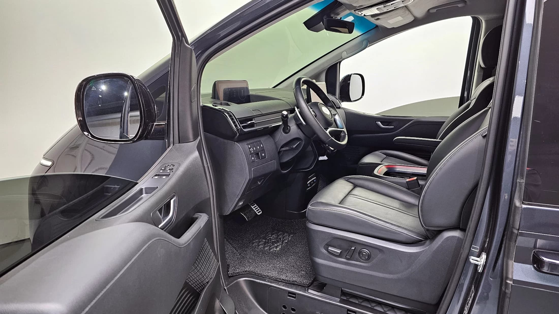 Hyundai Staria 4WD Lounge 7-Seater Inspiration, 2023 г. 14855 км. — фото 10