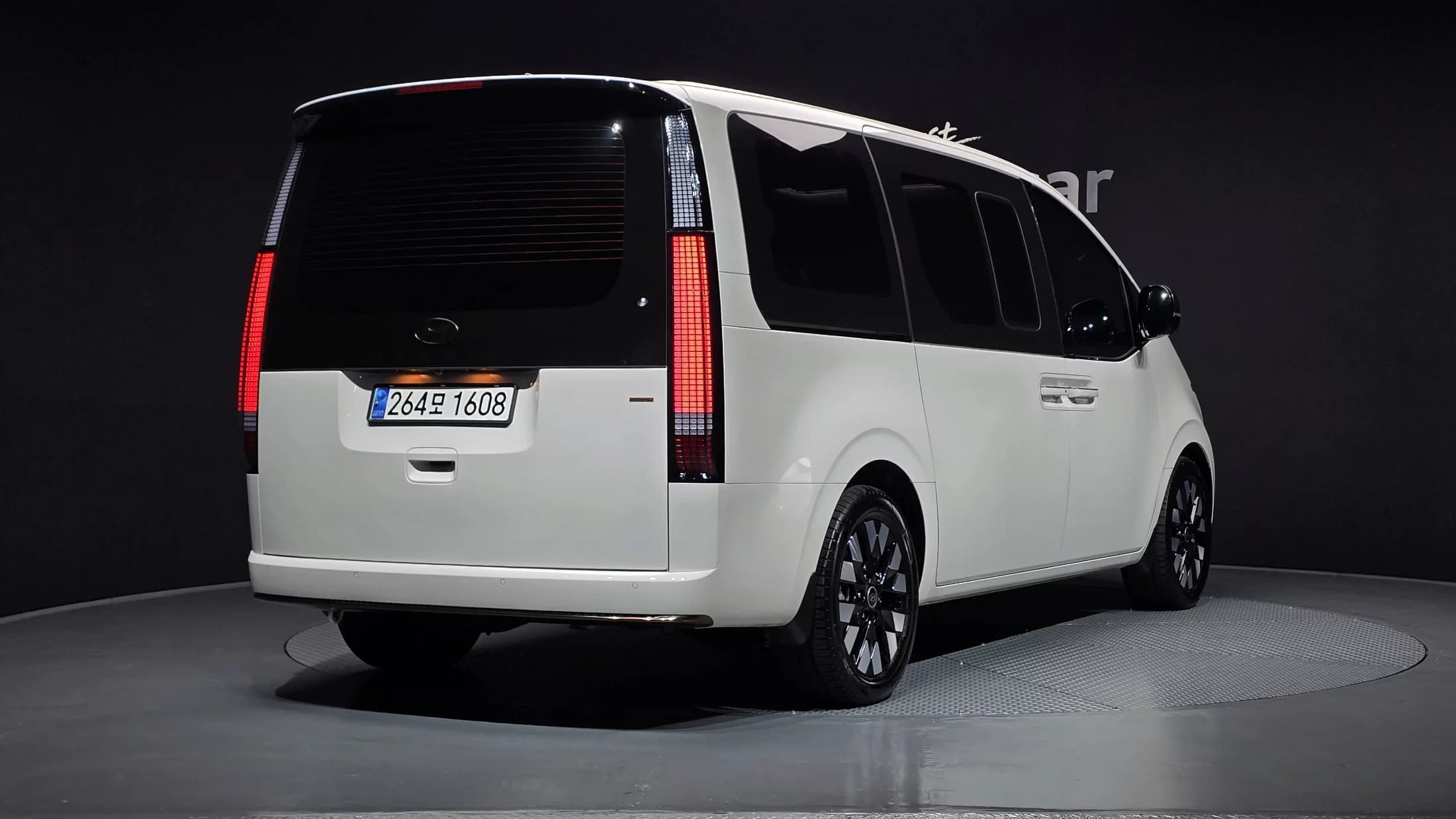 Hyundai Staria 4WD Lounge 7-Seater Inspiration, 2024 г. 10707 км. — фото 2