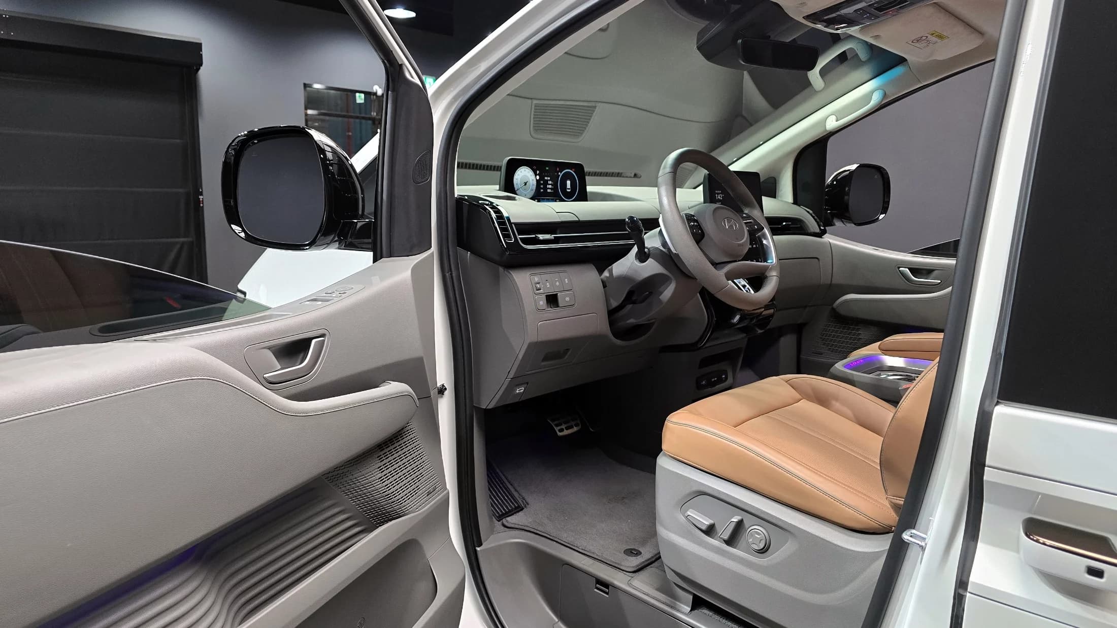Hyundai Staria 4WD Lounge 7-Seater Inspiration, 2024 г. 10707 км. — фото 11