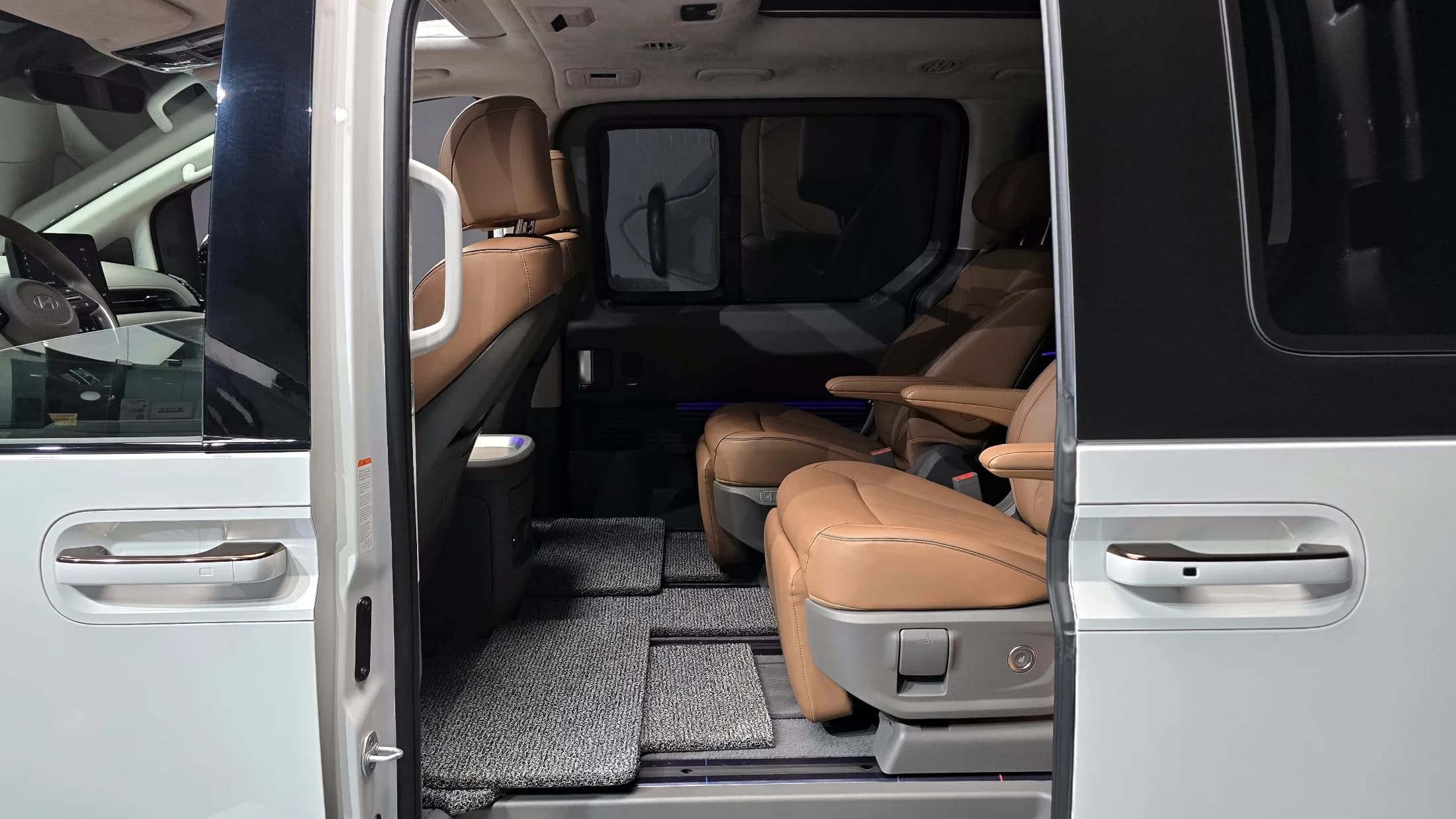Hyundai Staria 4WD Lounge 7-Seater Inspiration, 2024 г. 10707 км. — фото 12