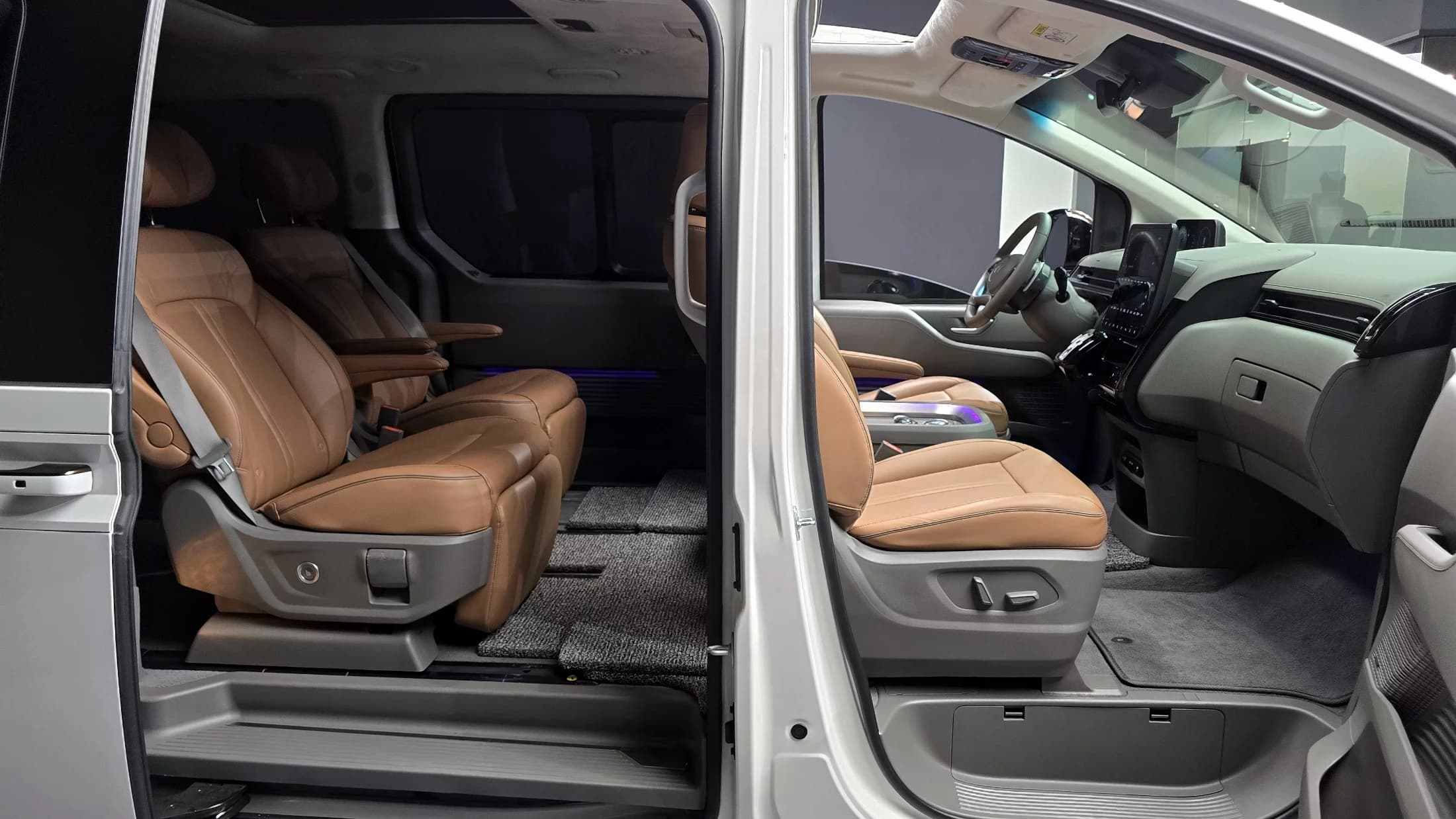 Hyundai Staria 4WD Lounge 7-Seater Inspiration, 2024 г. 10707 км. — фото 10