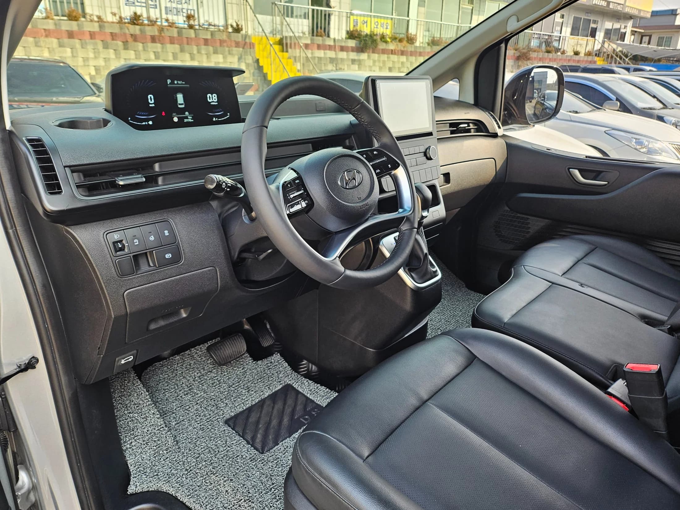 Hyundai Staria Cargo 3-Seater Modern, 2021 г. 27199 км. — фото 8