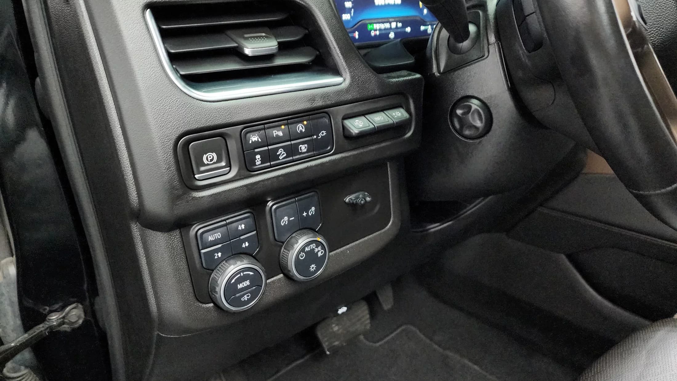 Daewoo Tahoe 6.2 High Country 4WD, 2022 г. 60578 км. — фото 17