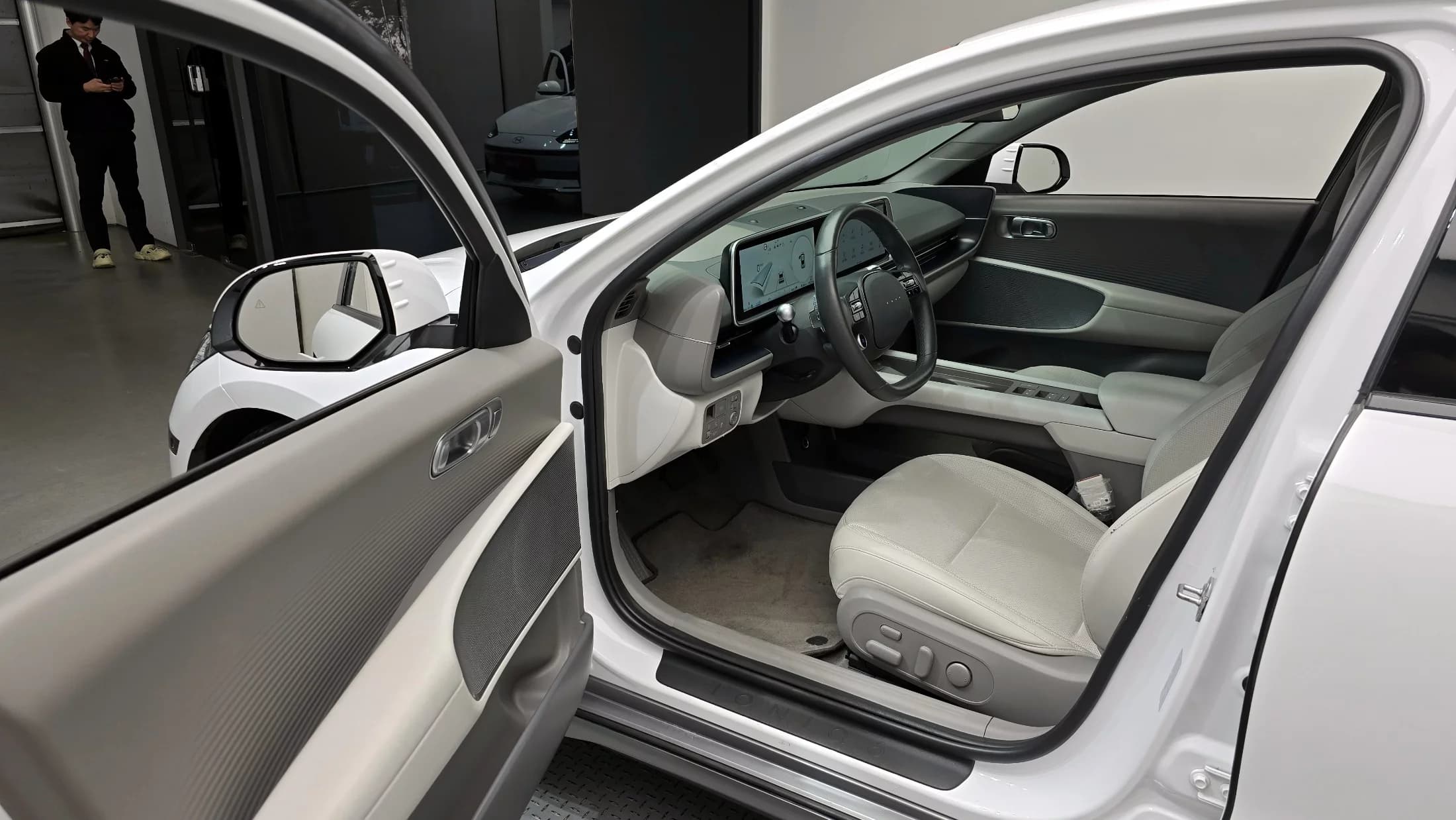 Hyundai Ioniq 6 Long Range AWD Exclusive +, электромобиль, 2023 г. 43384 км. — фото 11