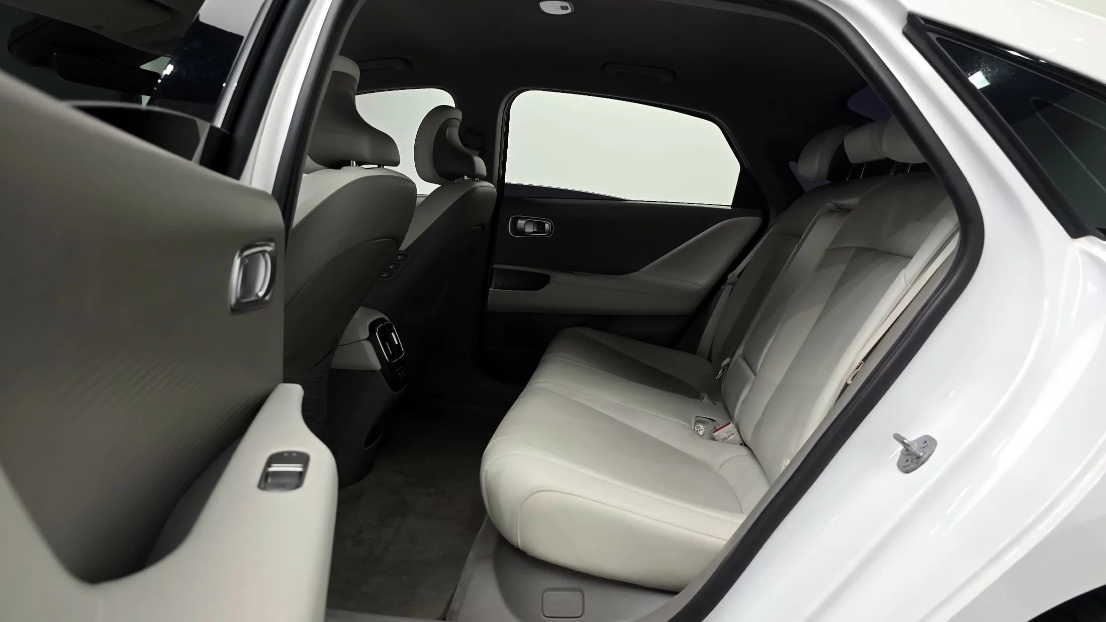 Hyundai Ioniq 6 Long Range AWD Exclusive +, электромобиль, 2023 г. 43384 км. — фото 13
