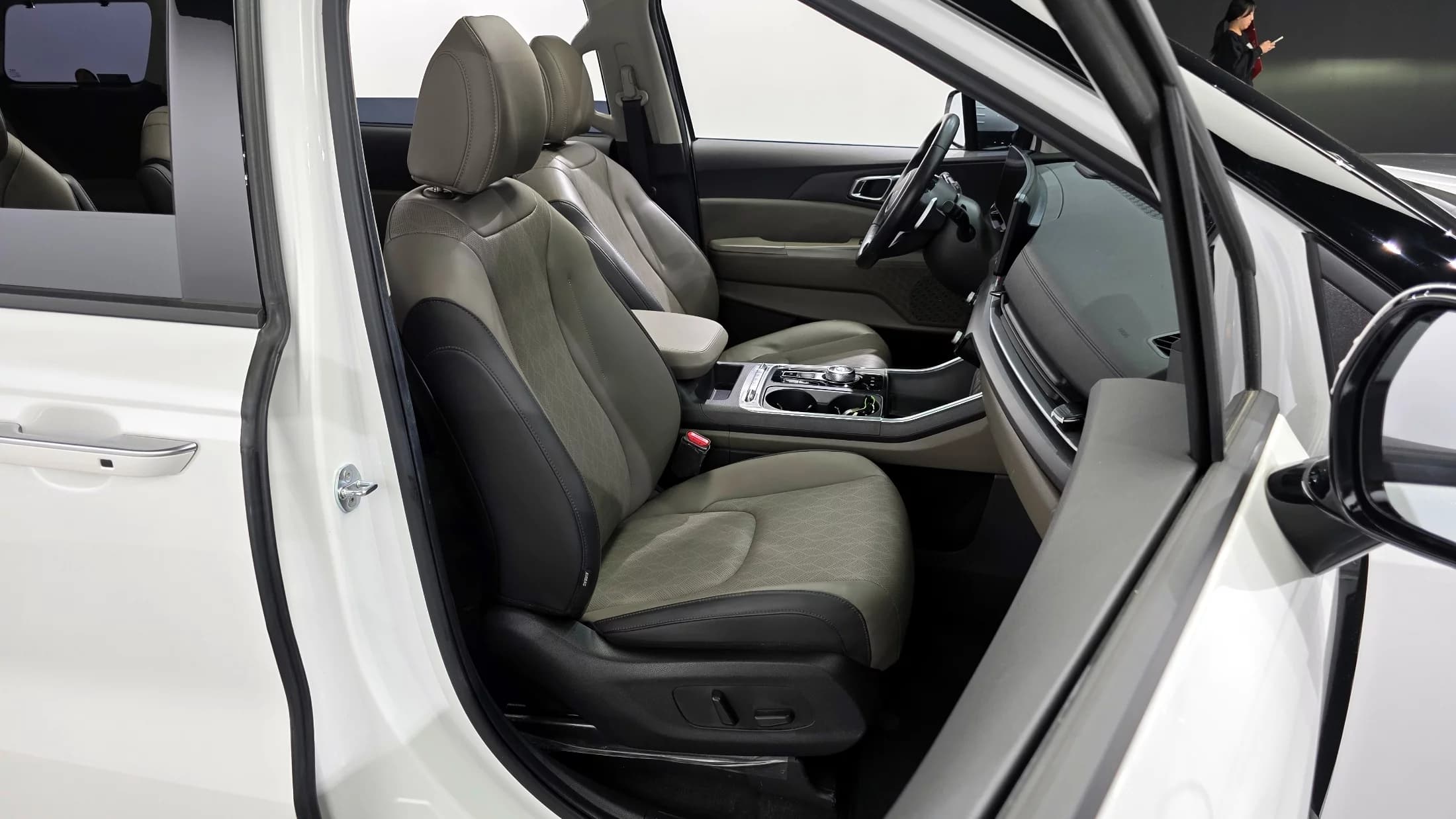 Kia Carnival 9-Seater Noblesse, 2023 г. 27675 км. — фото 13