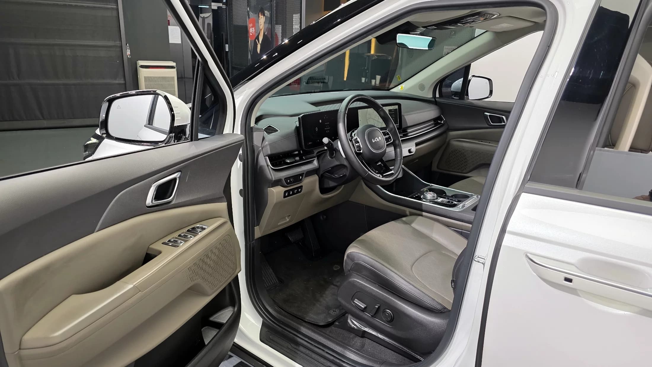 Kia Carnival 9-Seater Noblesse, 2023 г. 27675 км. — фото 10