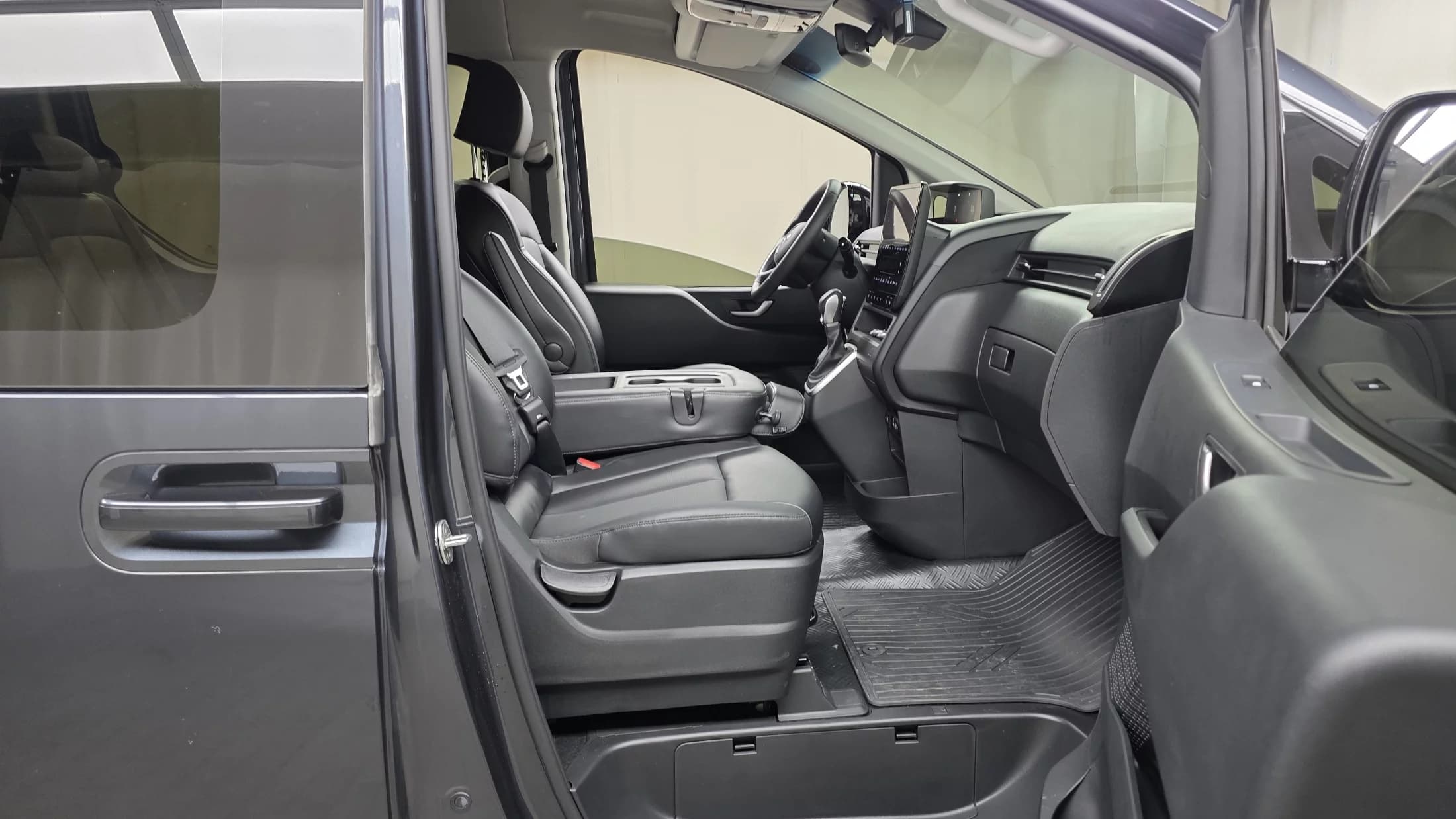 Hyundai Staria 4WD Tourer 11-Seater Modern, 2022 г. 3764 км. — фото 11