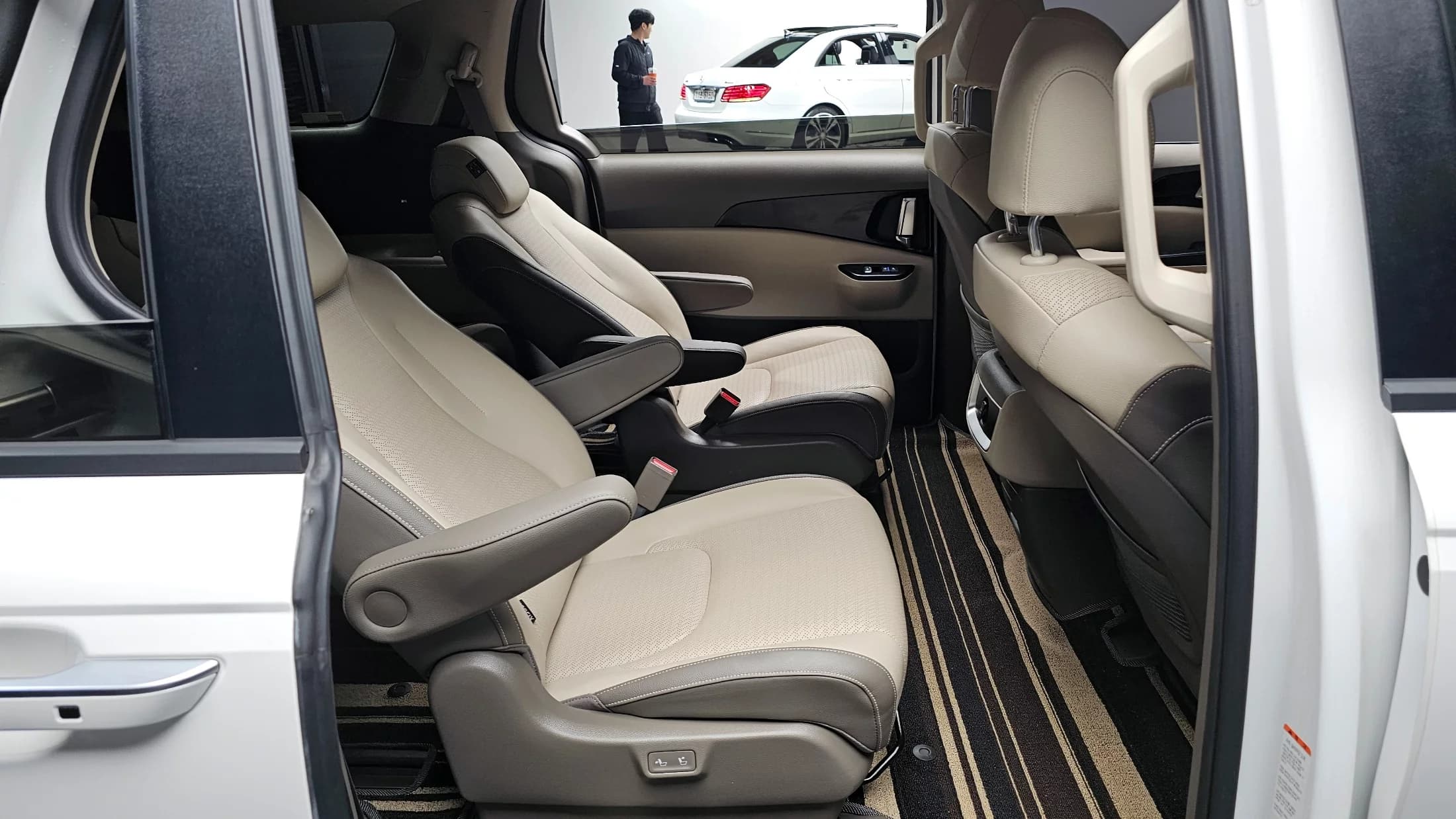 Kia Carnival Gasoline 9-Seater Prestige, 2021 г. 18219 км. — фото 11