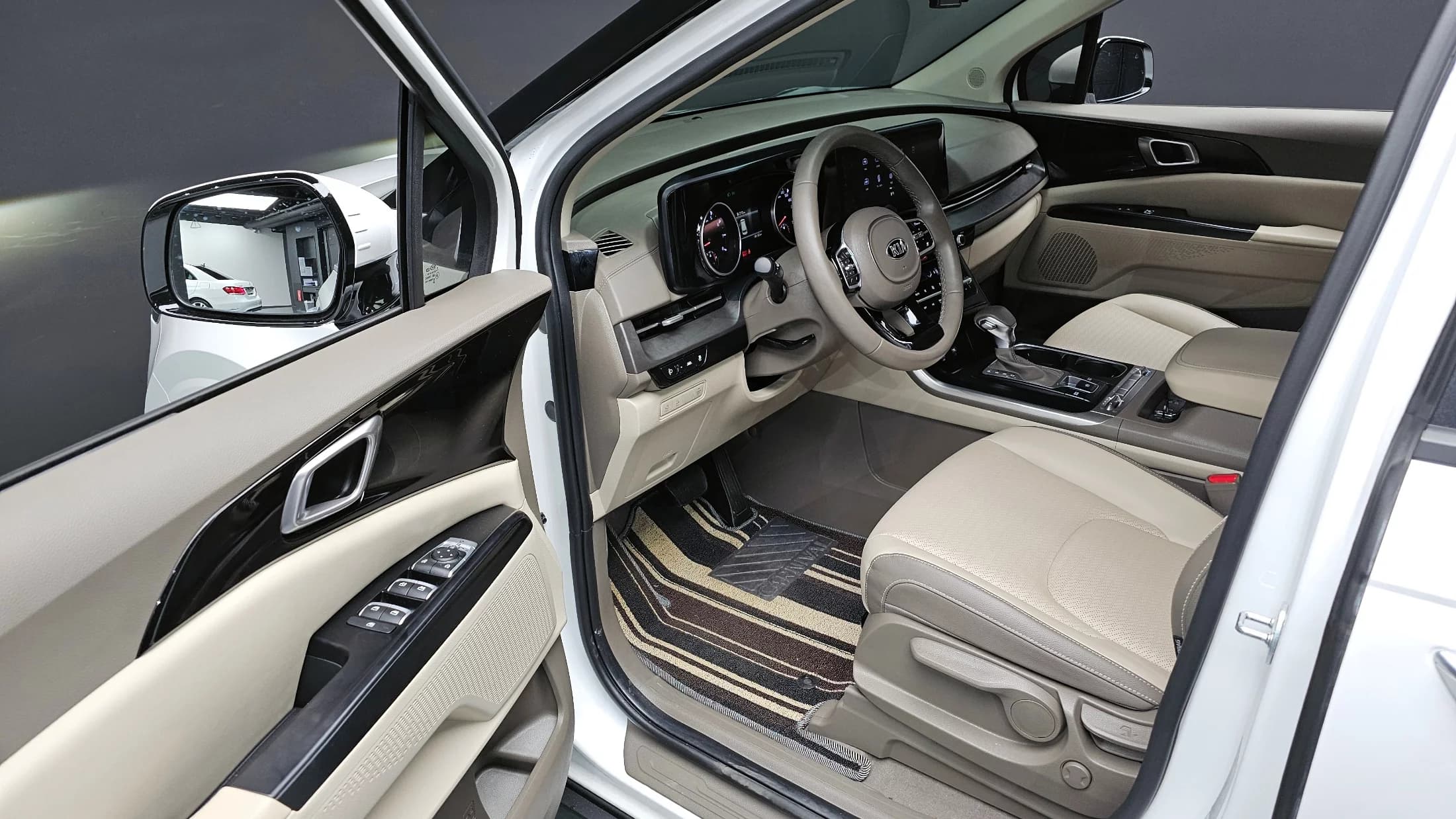 Kia Carnival Gasoline 9-Seater Prestige, 2021 г. 18219 км. — фото 13
