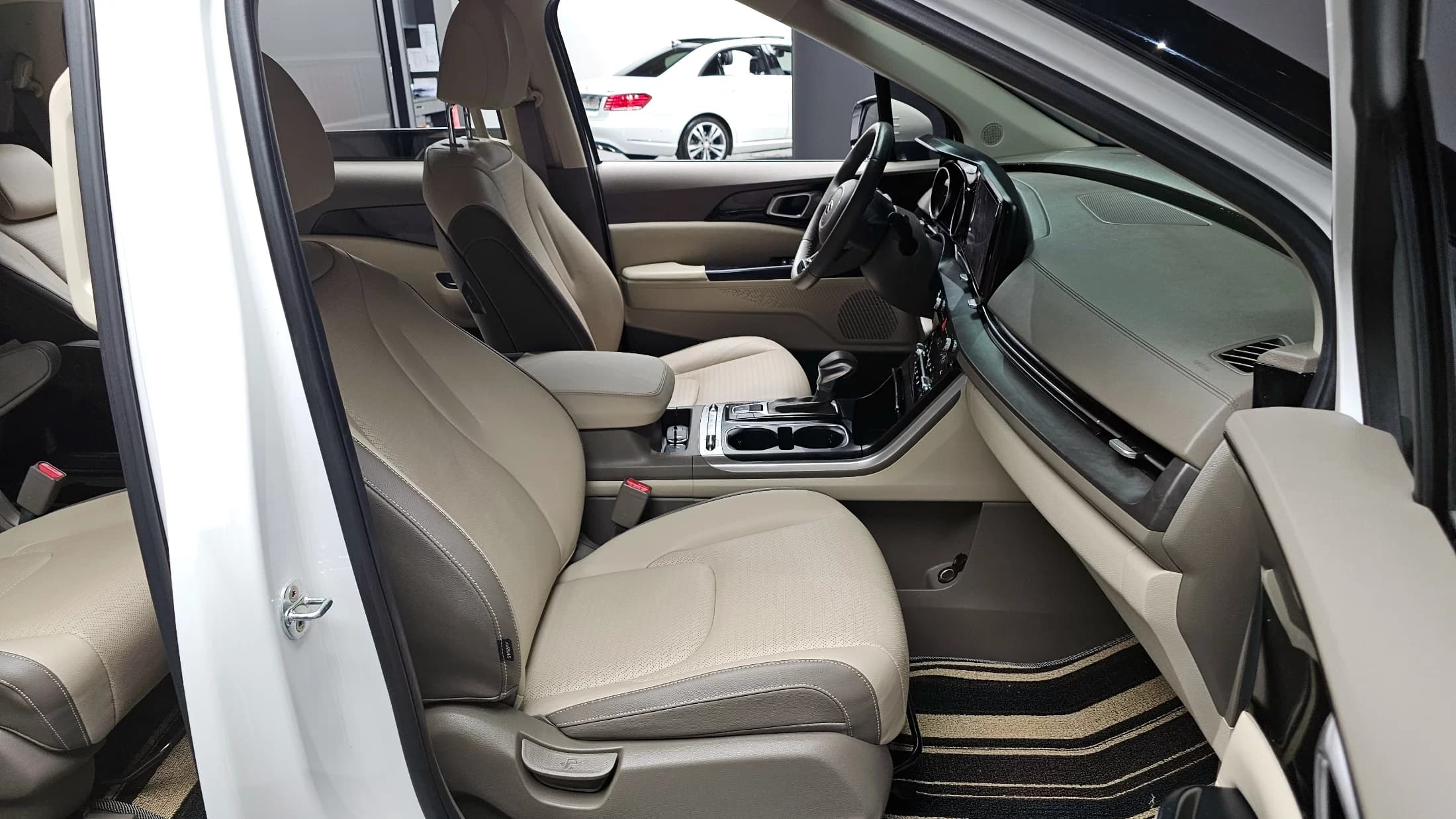 Kia Carnival Gasoline 9-Seater Prestige, 2021 г. 18219 км. — фото 10