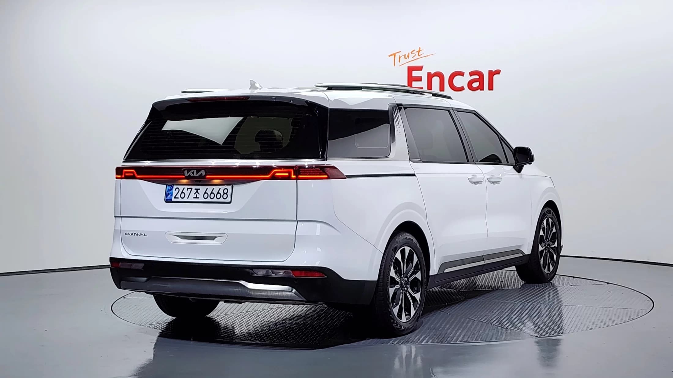 Kia Carnival 9-Seater Signature, 2021 г. 93606 км. — фото 2