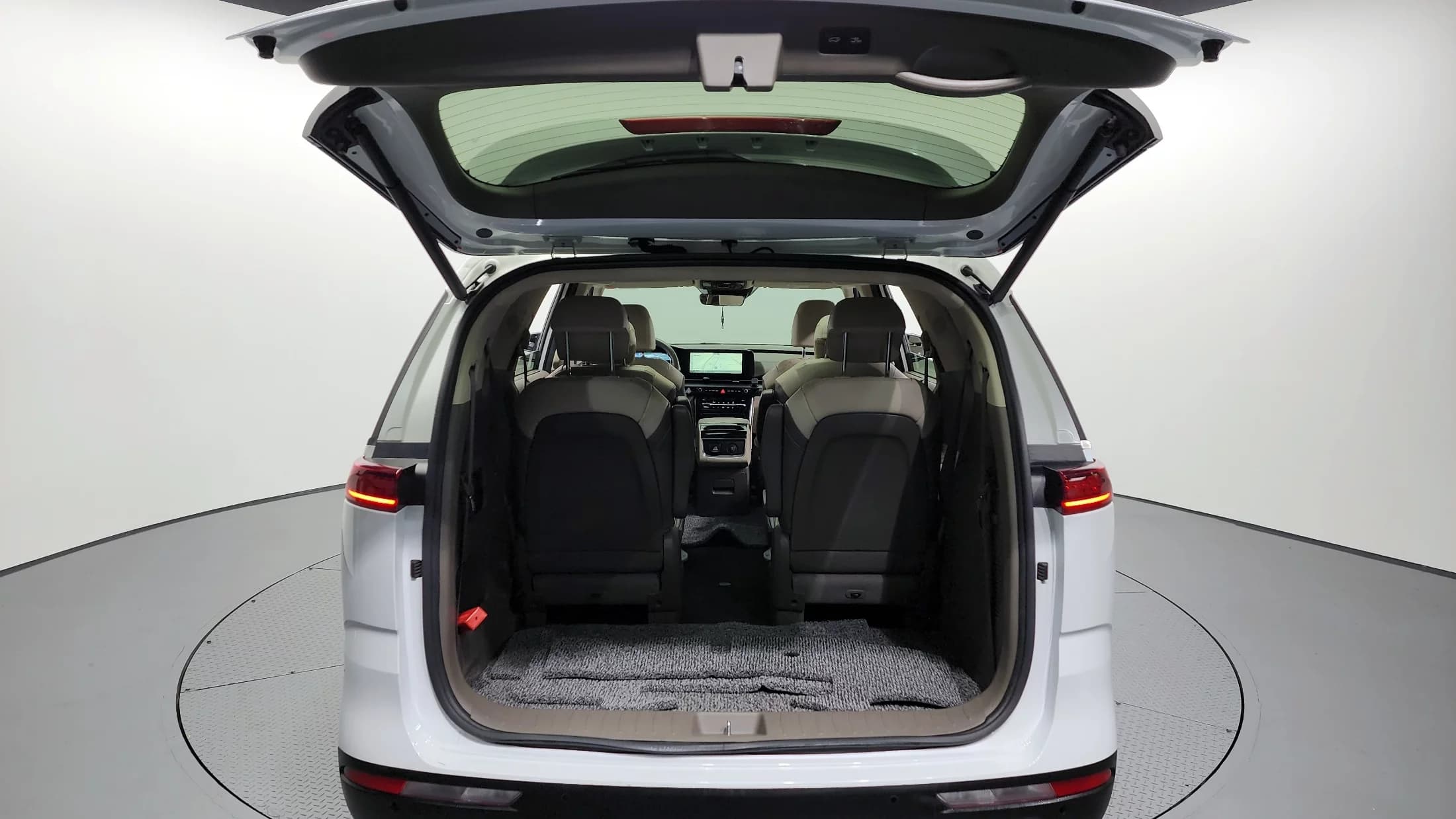 Kia Carnival 9-Seater Signature, 2021 г. 93606 км. — фото 20