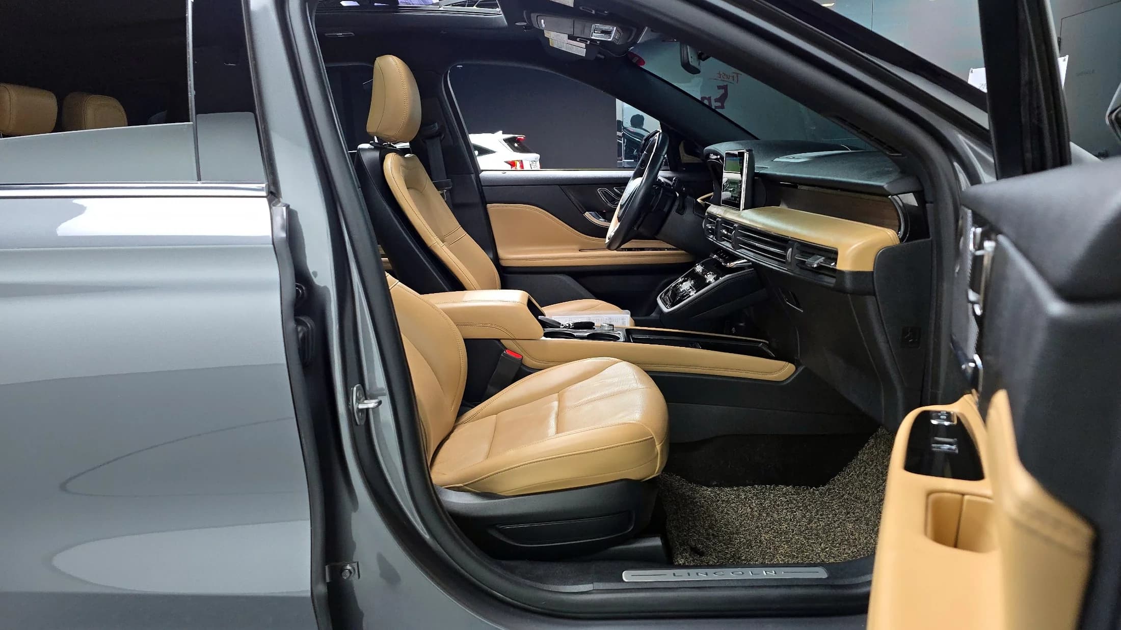 Lincoln Corsair 2.0 Reserve AWD, 2021 г. 30659 км. — фото 11