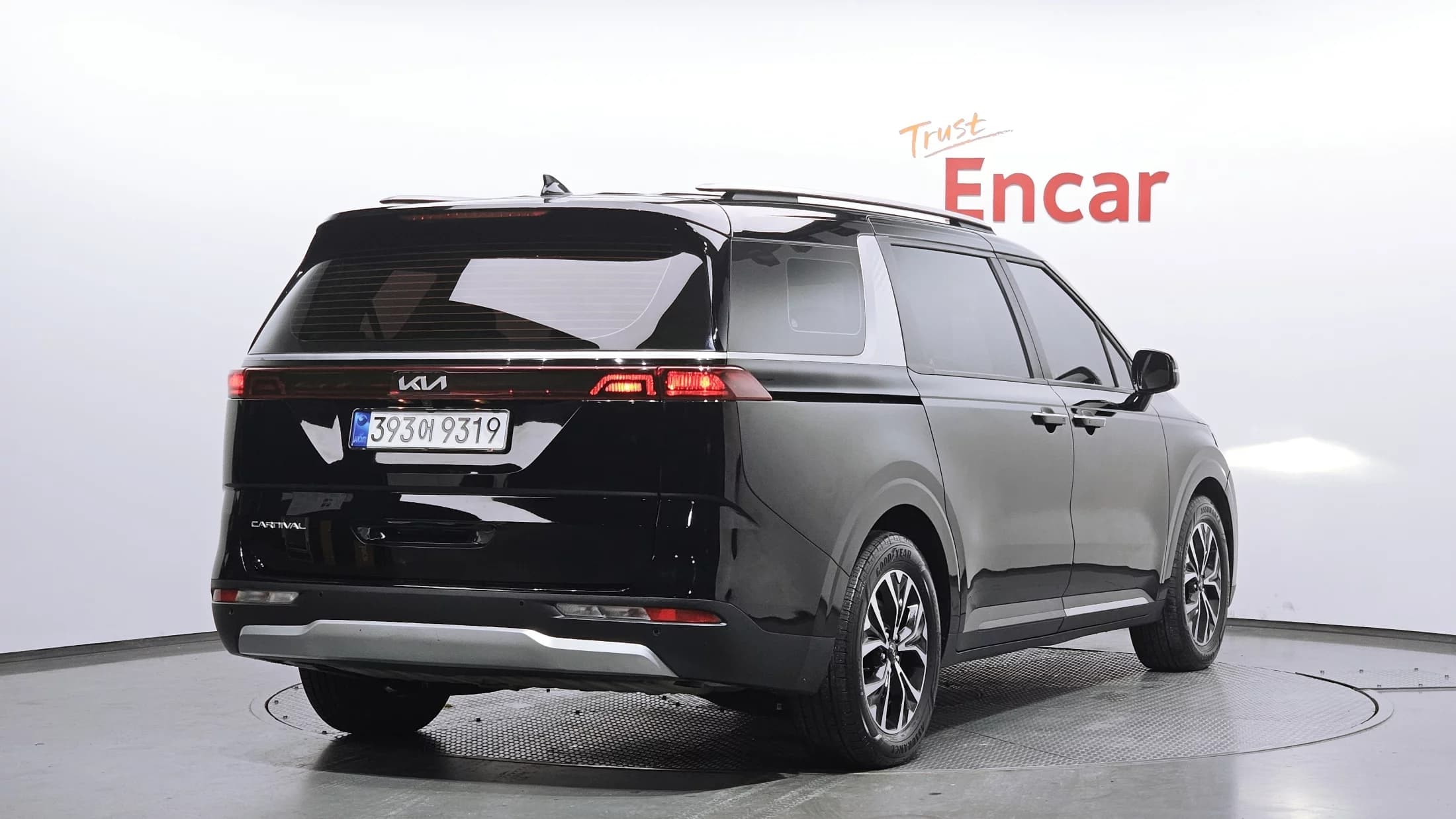 Kia Carnival 9-Seater Prestige, 2021 г. 120608 км. — фото 2