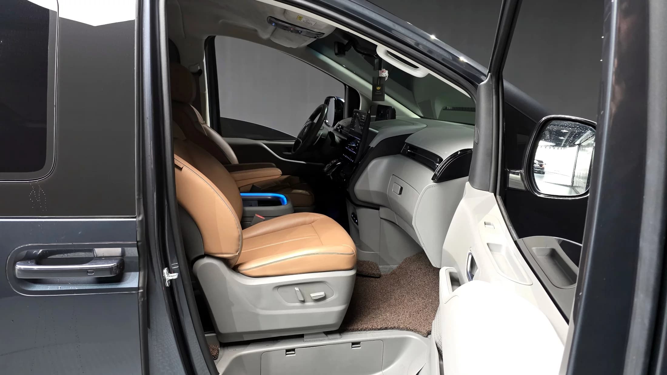 Hyundai Staria Lounge 9-Seater Inspiration, 2023 г. 62546 км. — фото 11