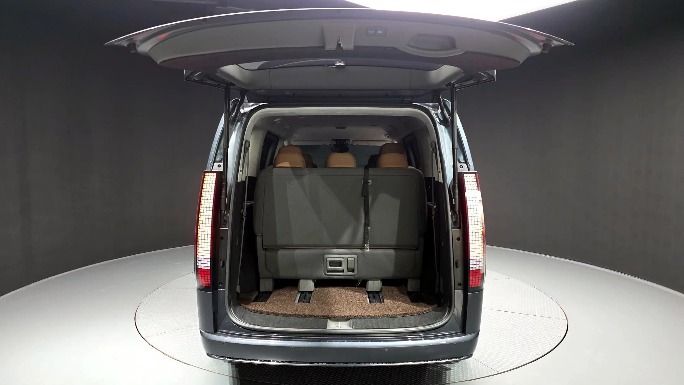 Hyundai Staria Lounge 9-Seater Inspiration, 2023 г. 62546 км. — фото 20