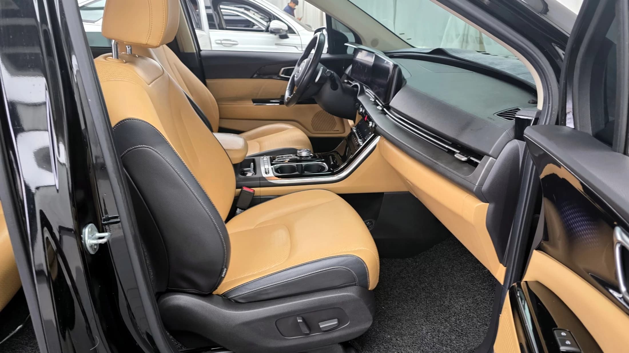 Kia Carnival Gasoline 9-Seater Signature, 2021 г. 66048 км. — фото 11