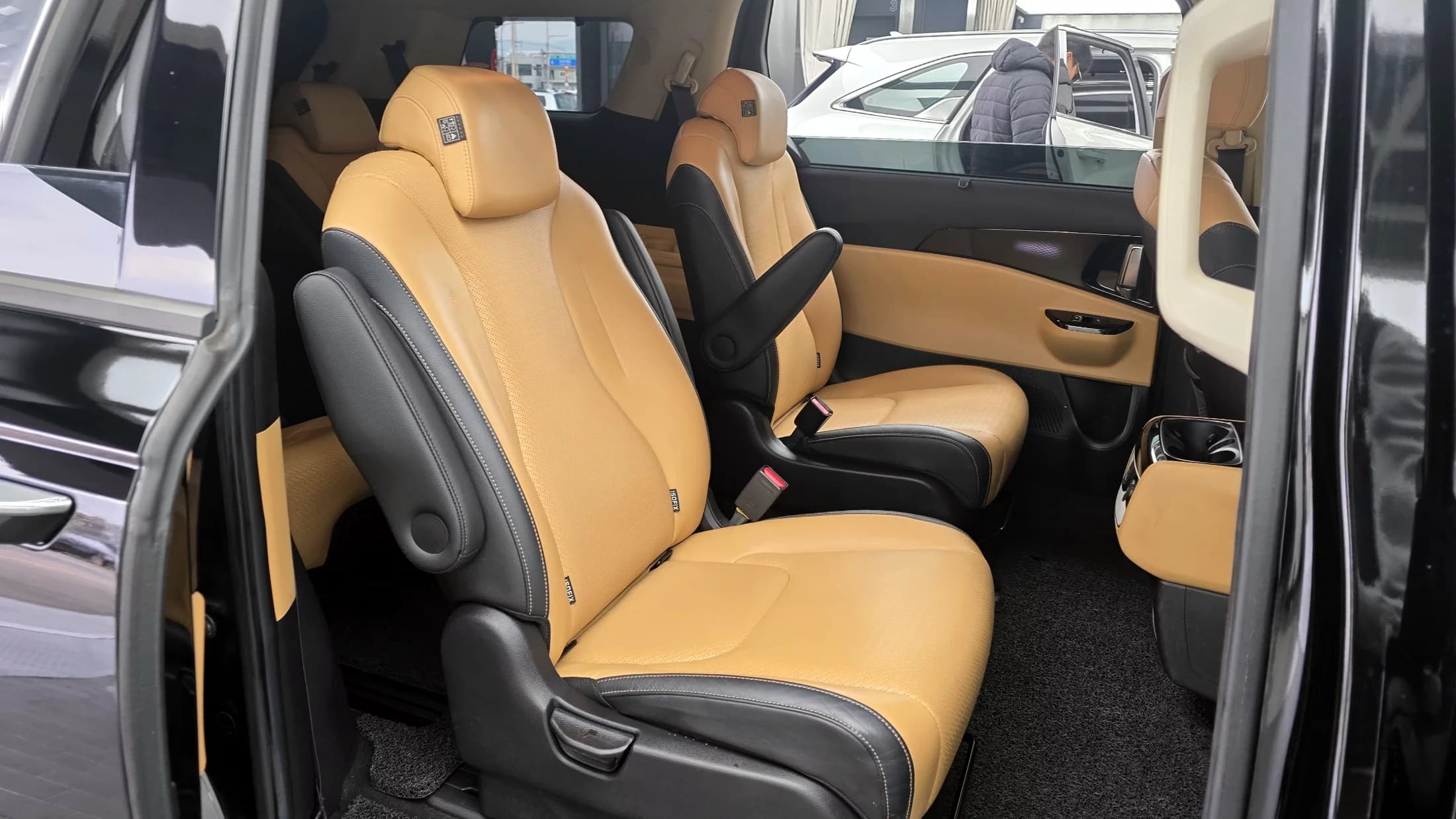 Kia Carnival Gasoline 9-Seater Signature, 2021 г. 66048 км. — фото 12