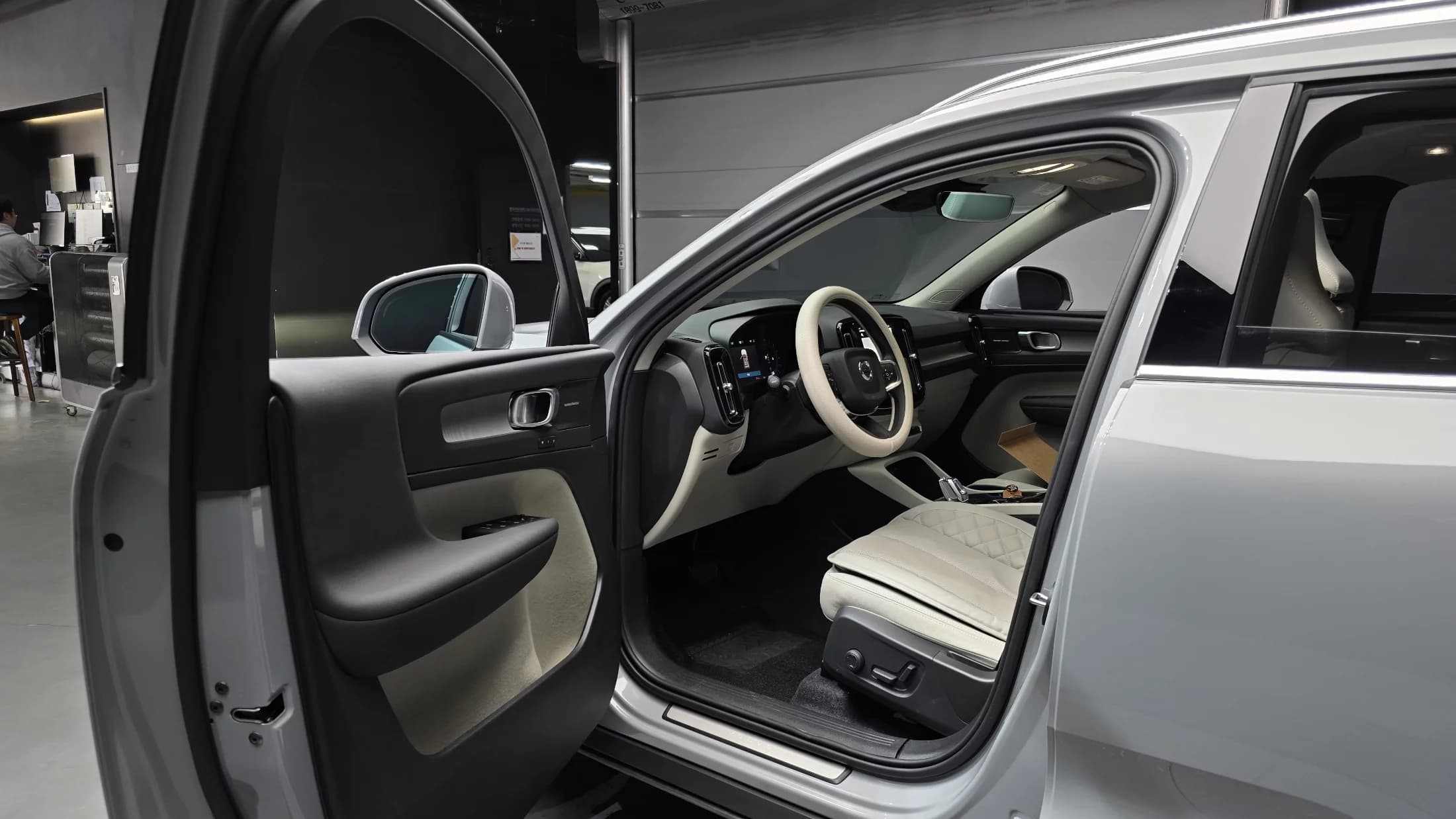 Volvo XC40 B4 Ultra Bright, 2024 г. 9824 км. — фото 11